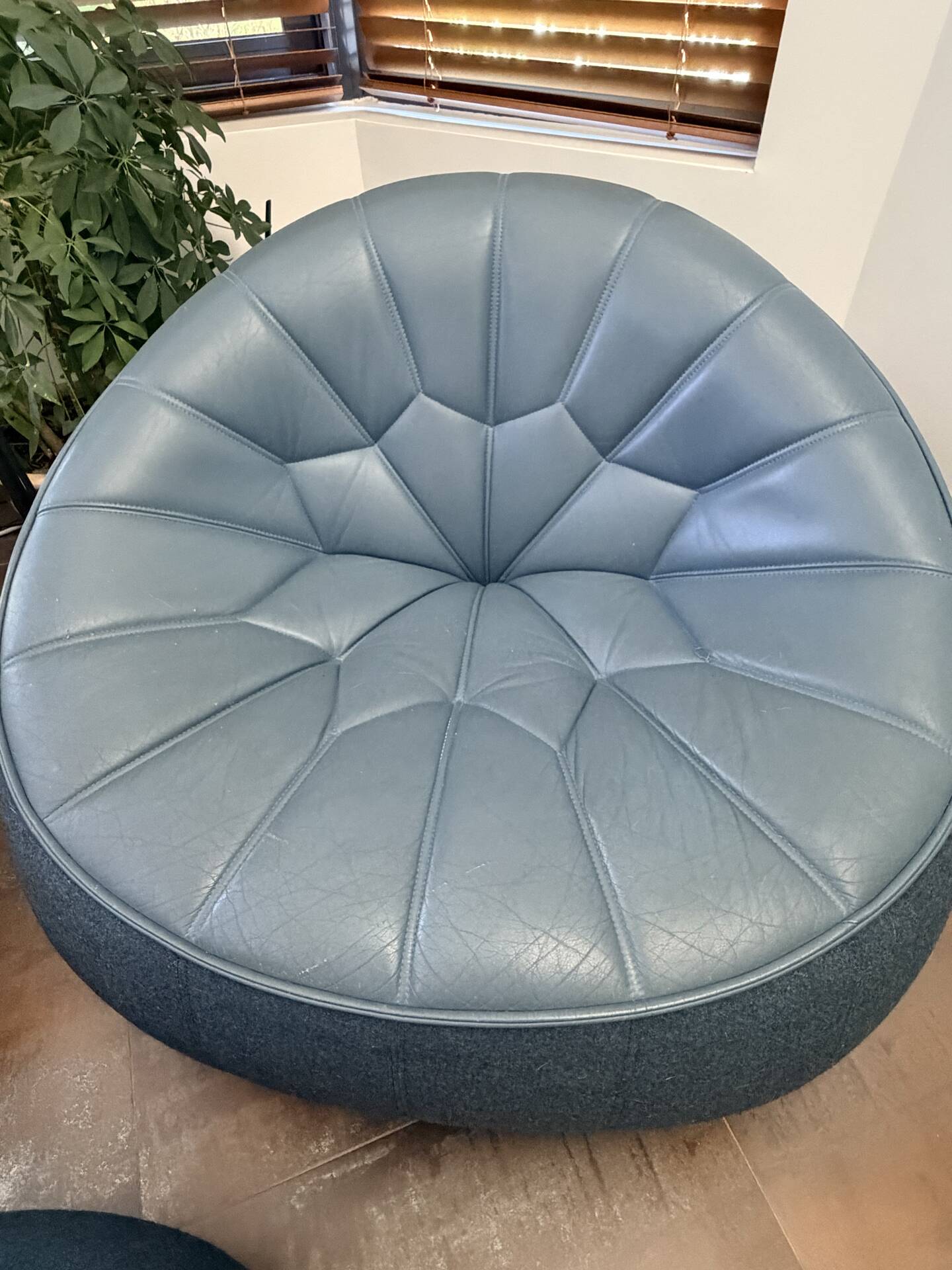 Ottoman Ensemble Cinna — 2 armchairs + leather pouf — Noé Duchaufour-L.