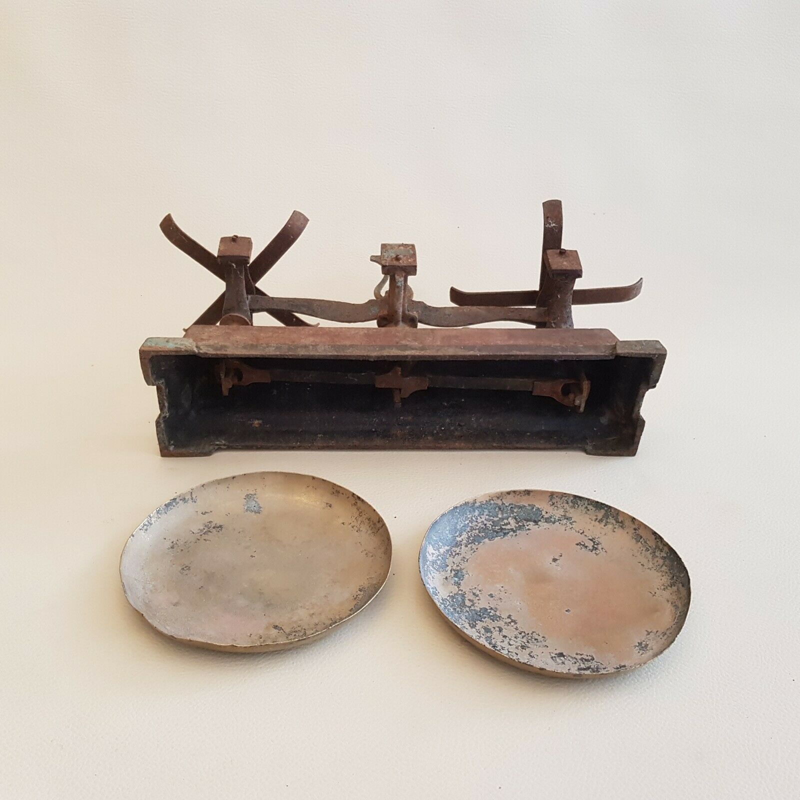 Old small scale in cast iron and copper