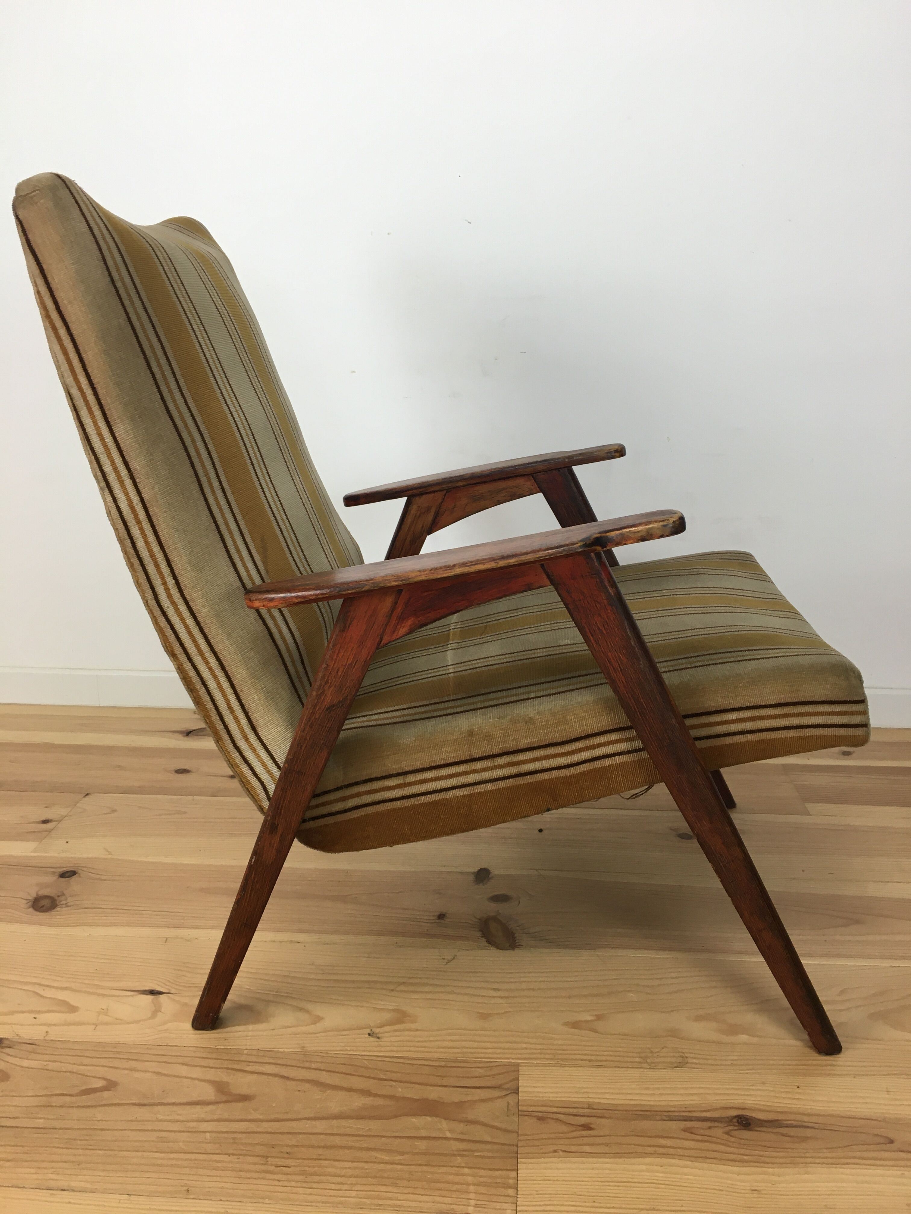 Fauteuil scandinave pieds compas en bois