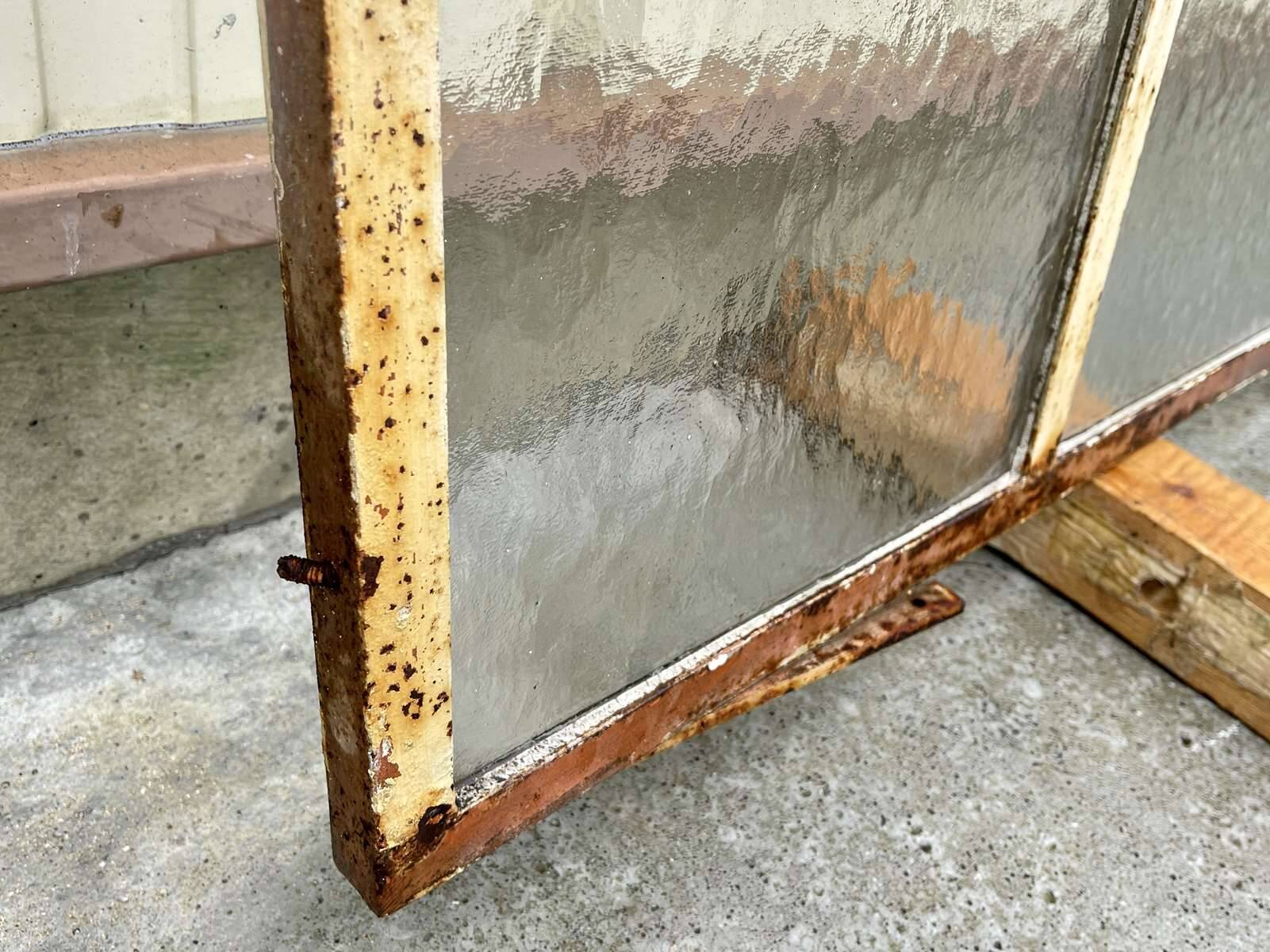Workshop canopy from the early 20th century in cast iron (1 pane with a crack)