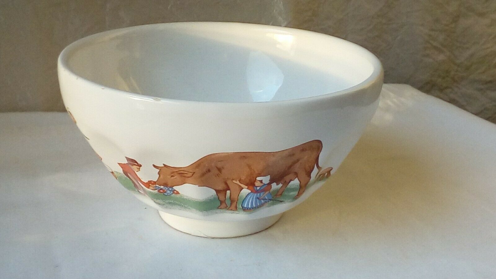 Bol en faience decor vache laitiere enfants normandie