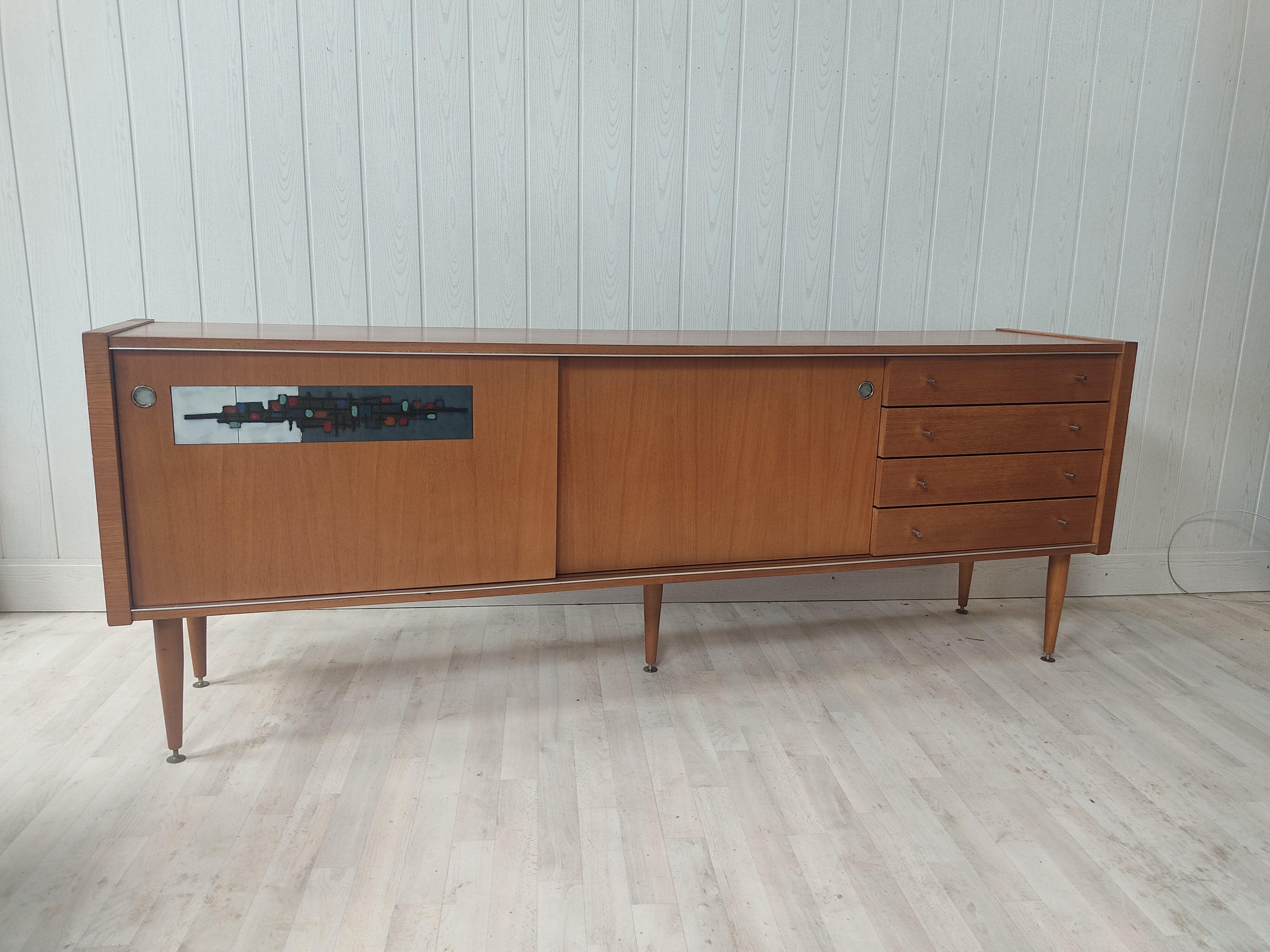 Vintage teak and ceramic décor