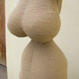 Mannequin bust in natural raffia
