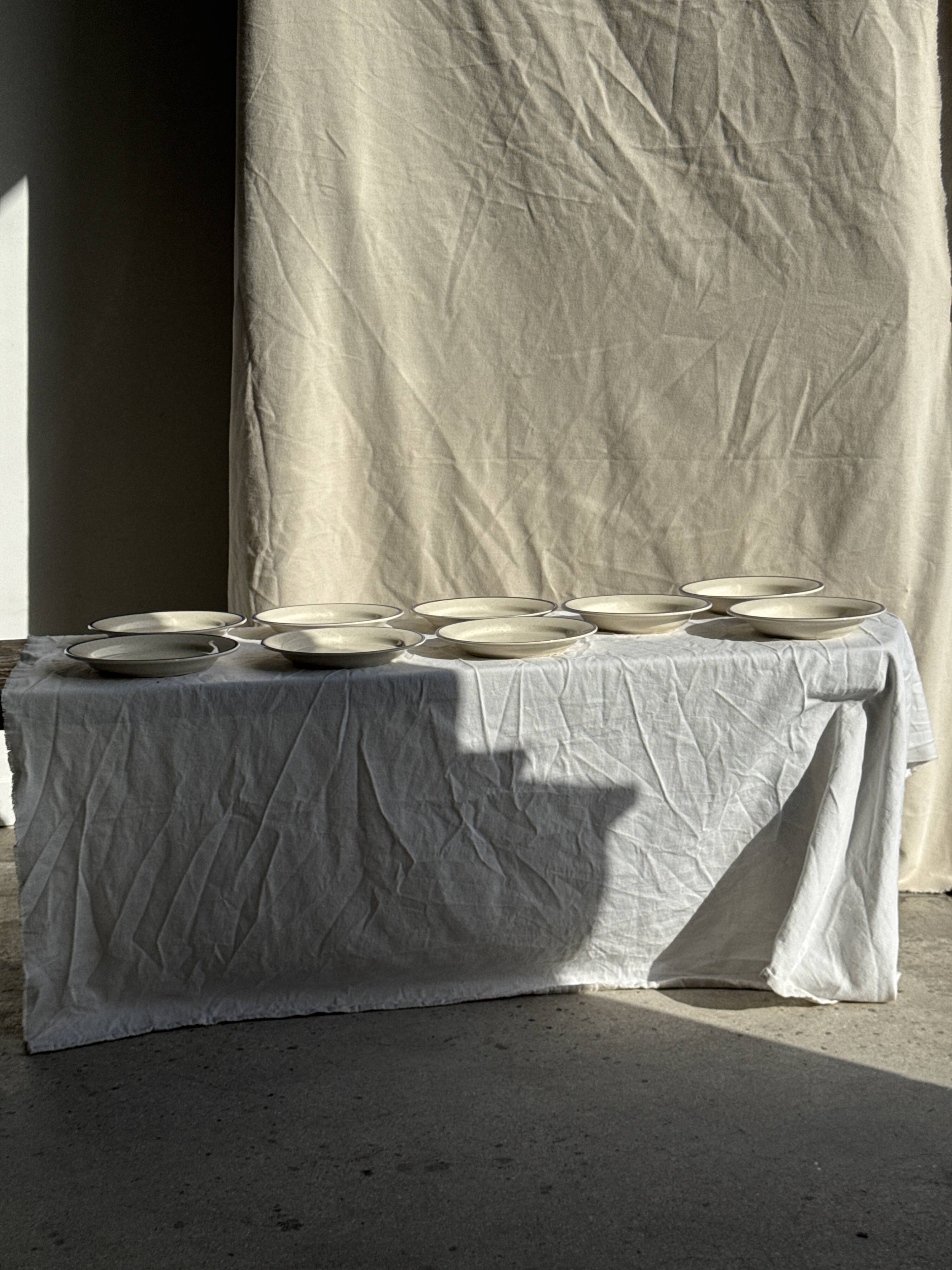 Set consisting of 6 beige flat plates with a blue rim + 3 deep plates.