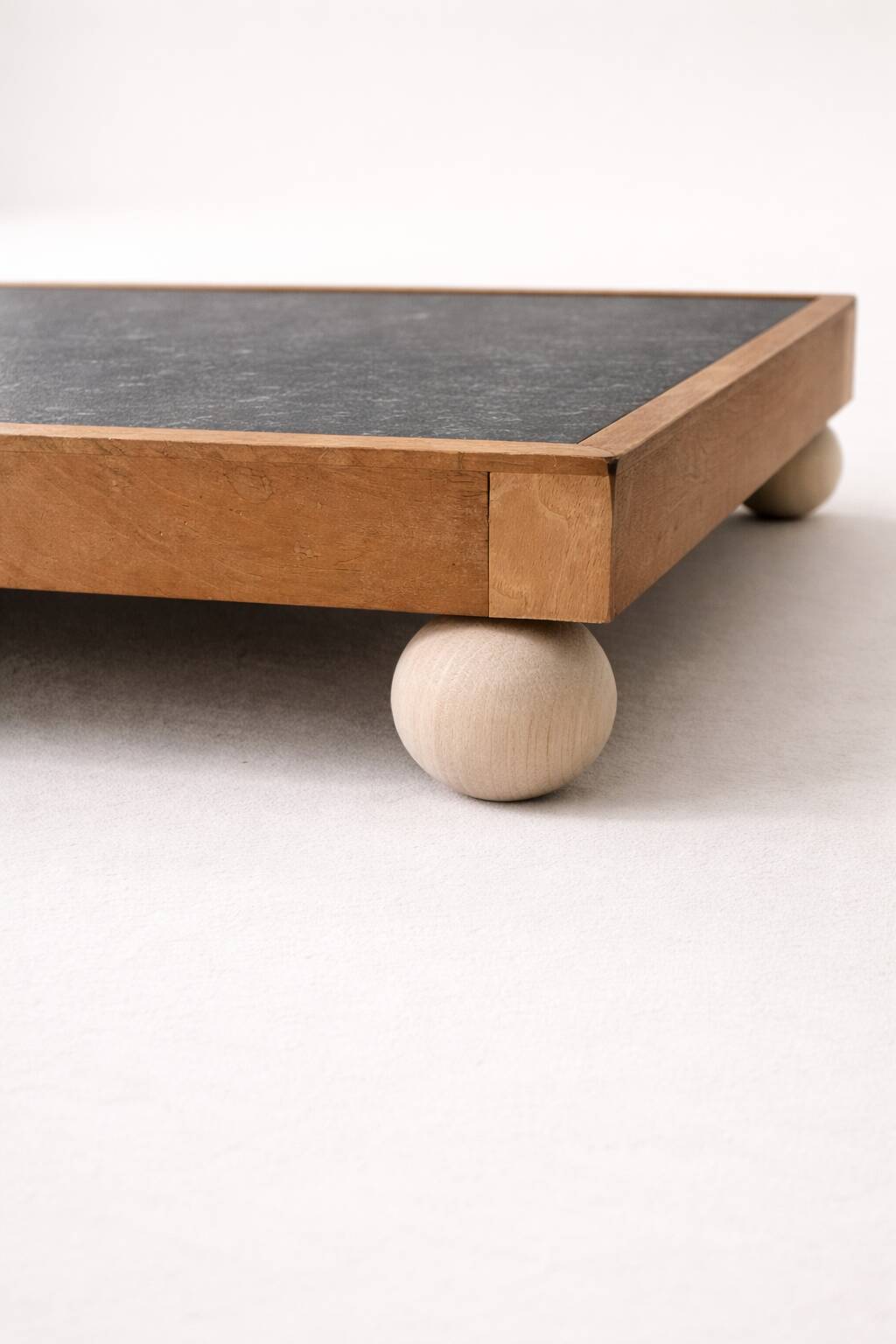 Table minimaliste bois et granit