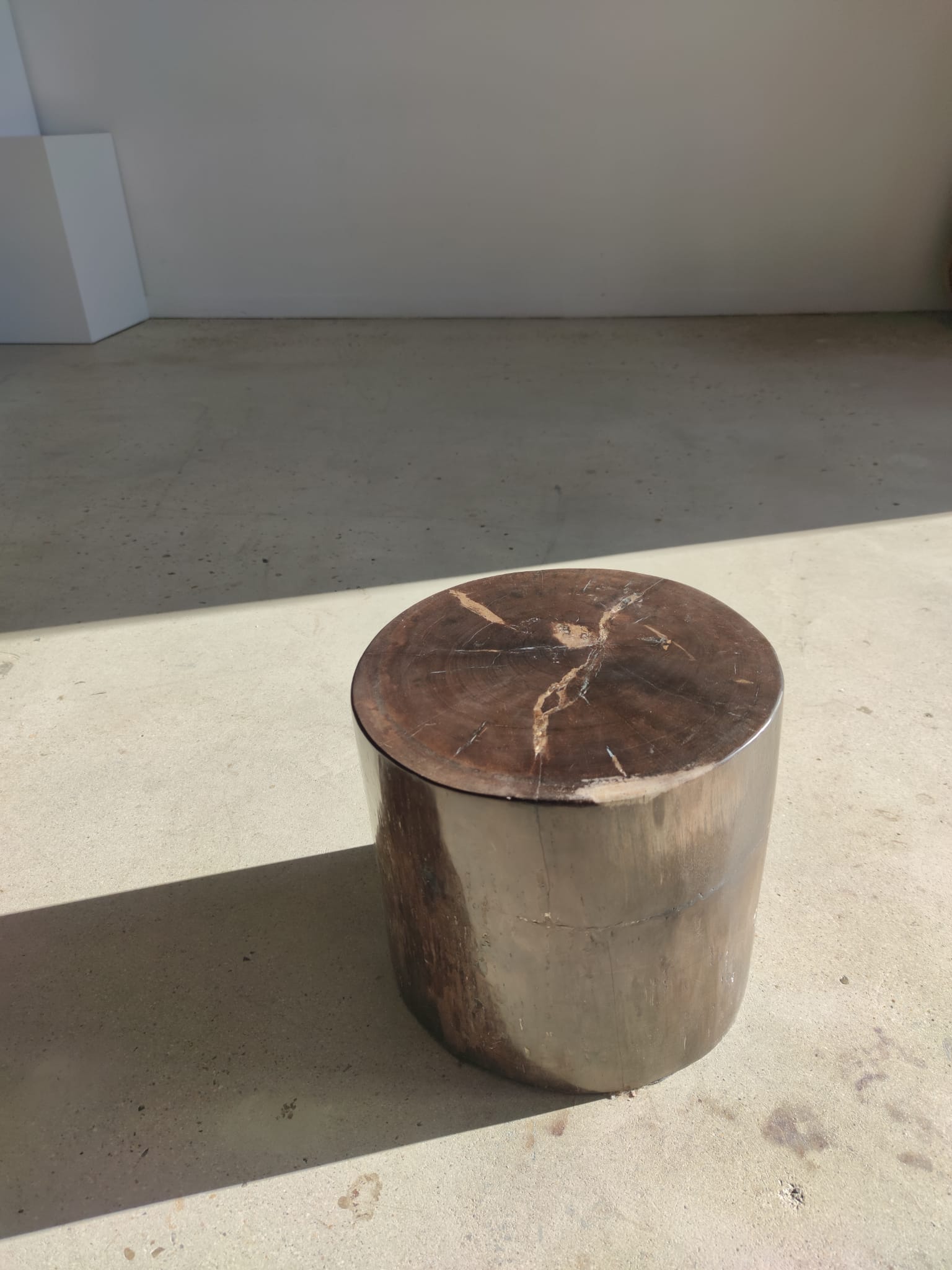 Table d'appoint en bois pétrifié couleur marron glacé - H:34cm D:35cm