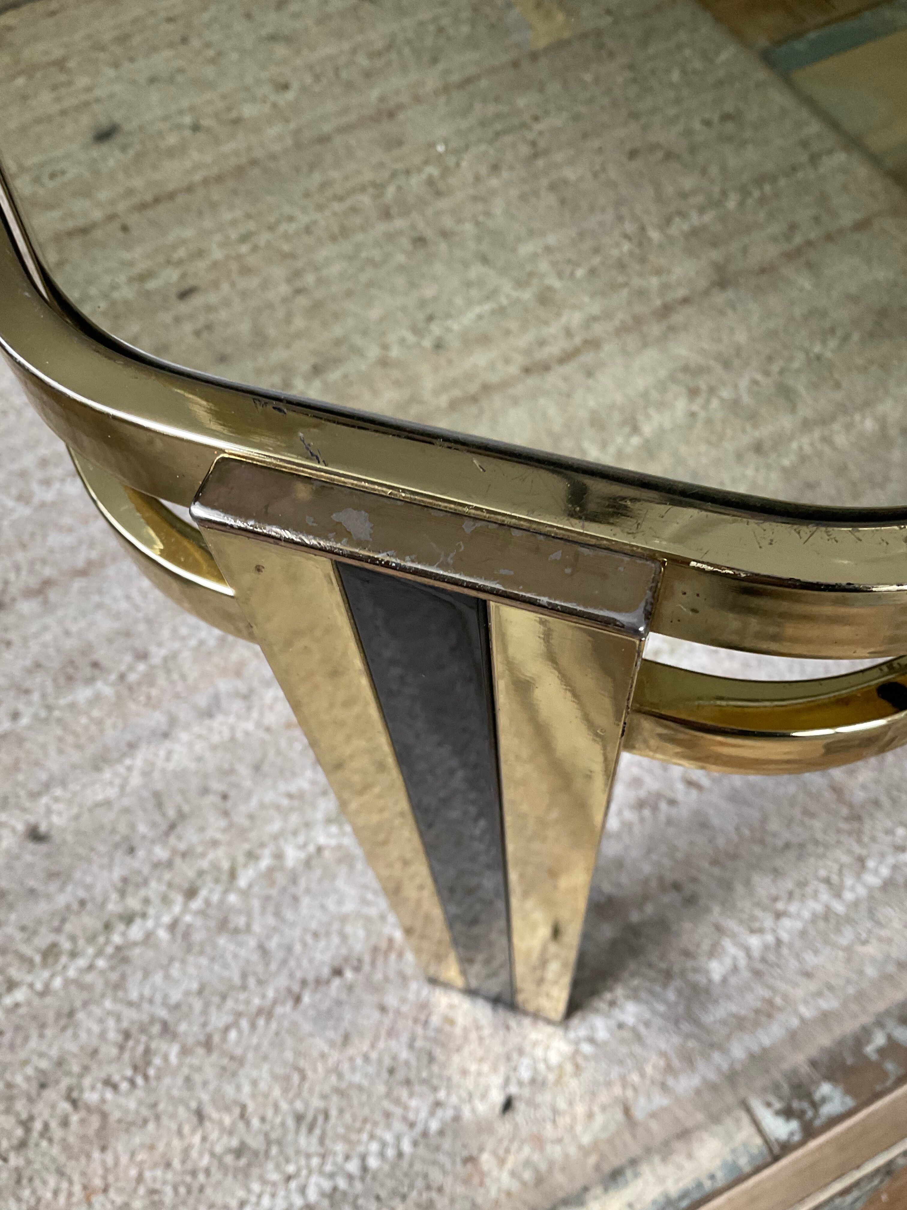 Table basse vintage années 70 en métal doré et verre fumé