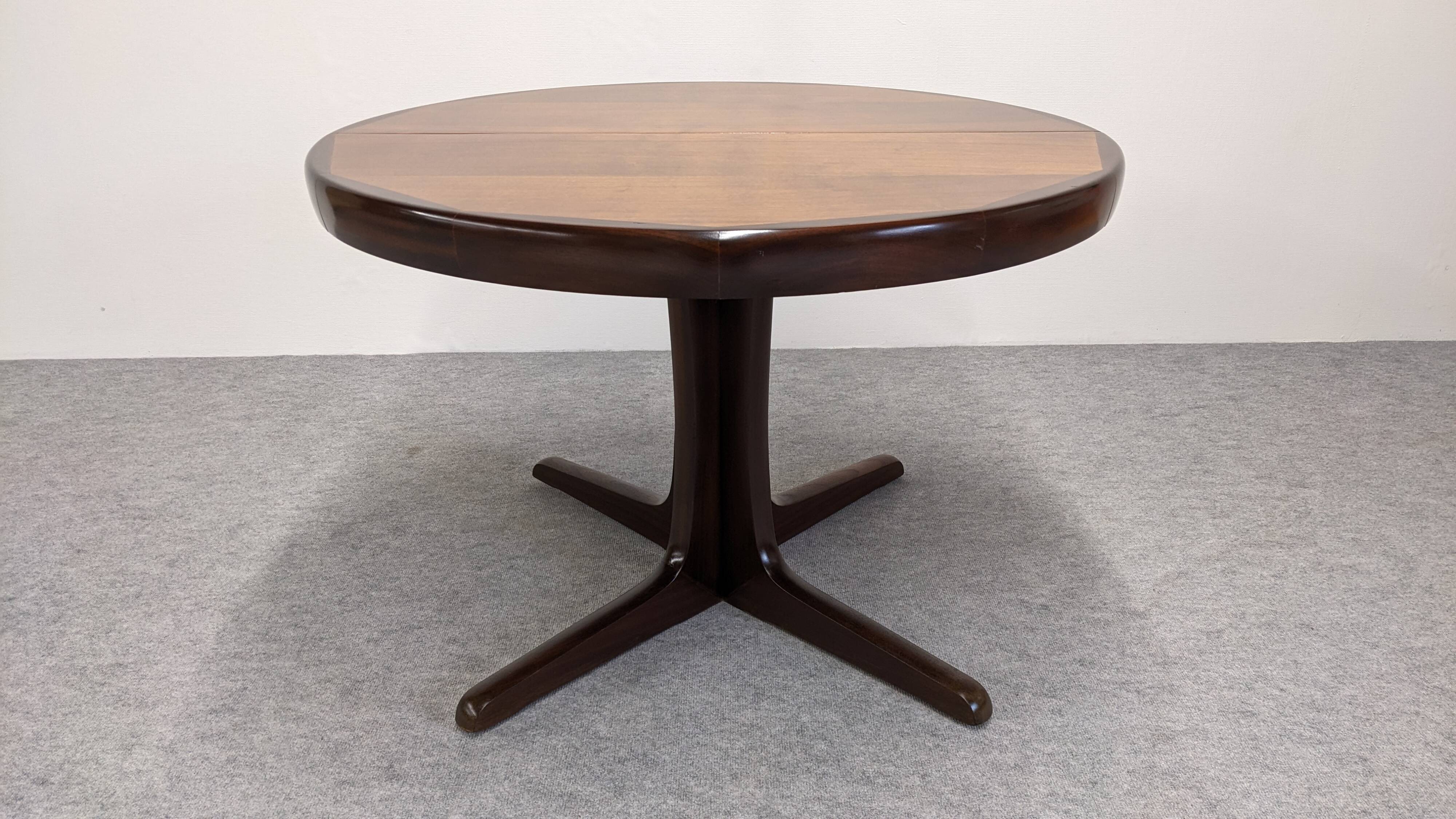 Baumann extendable dining room round table, France circa 1970.