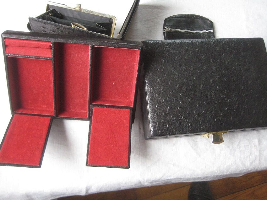 Box a bijoux ancien leather on wood satin interior and red velvet, with compartment