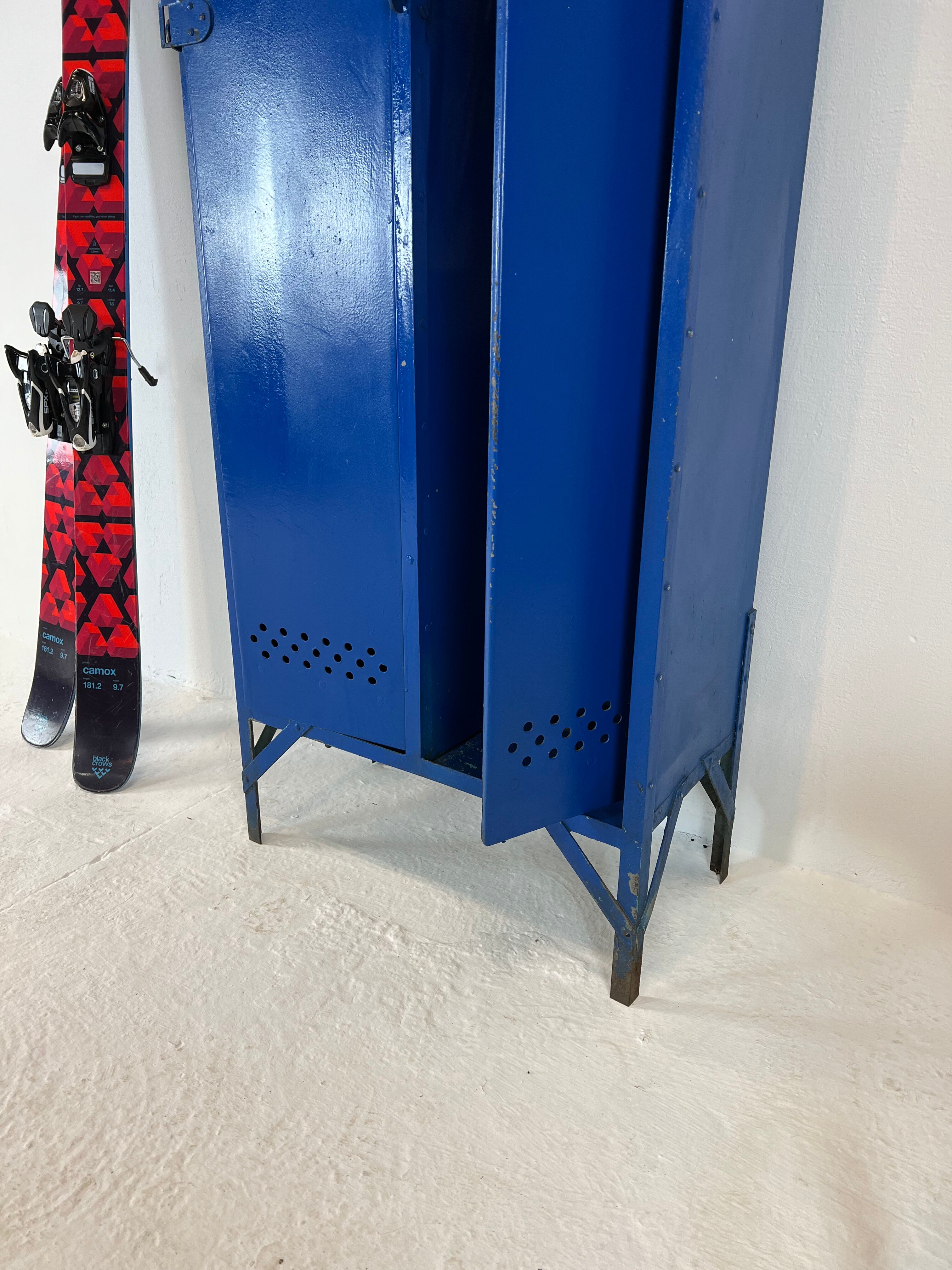Metal locker with metal rivets