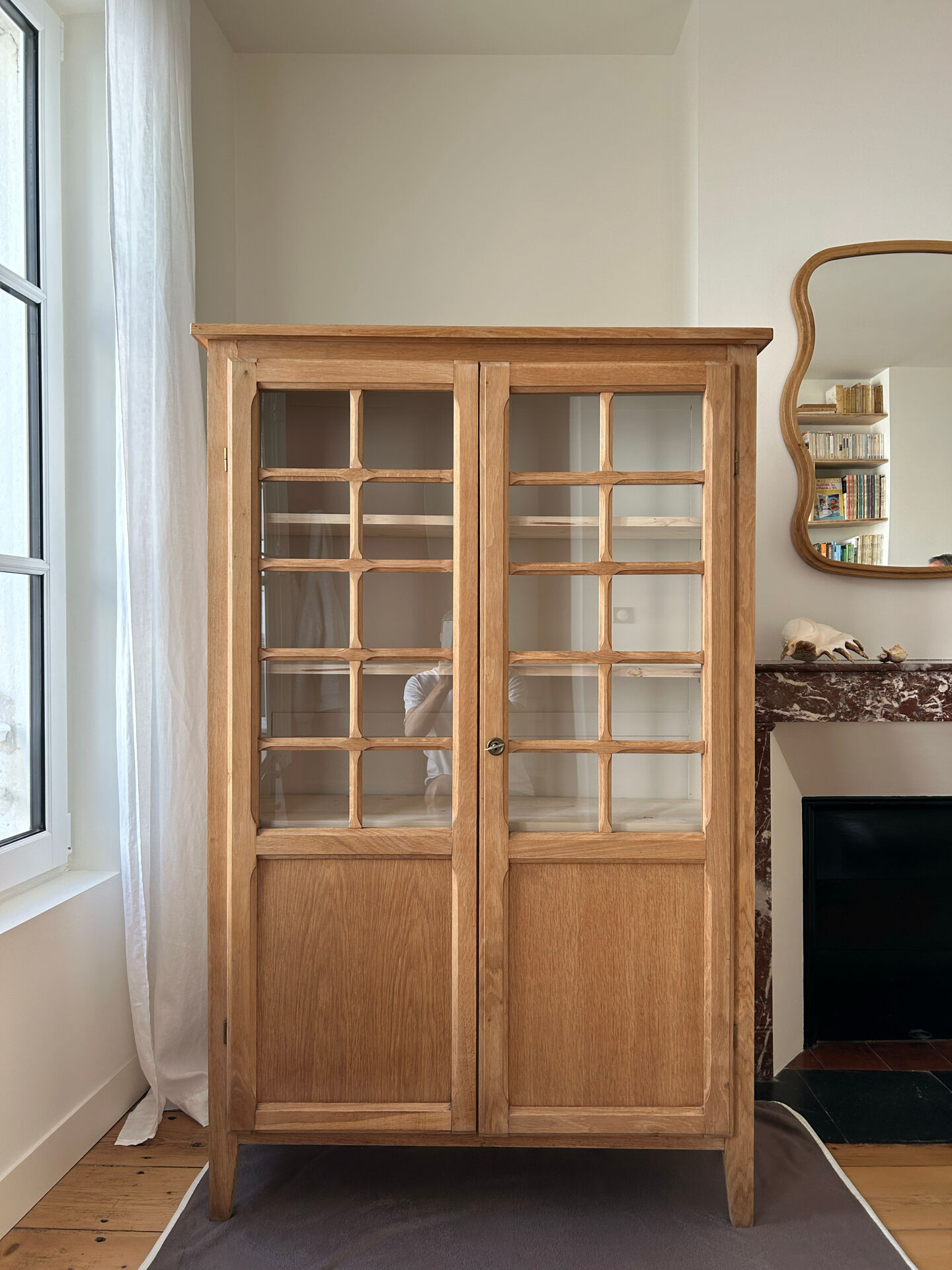 Armoire vitrée en chêne brut