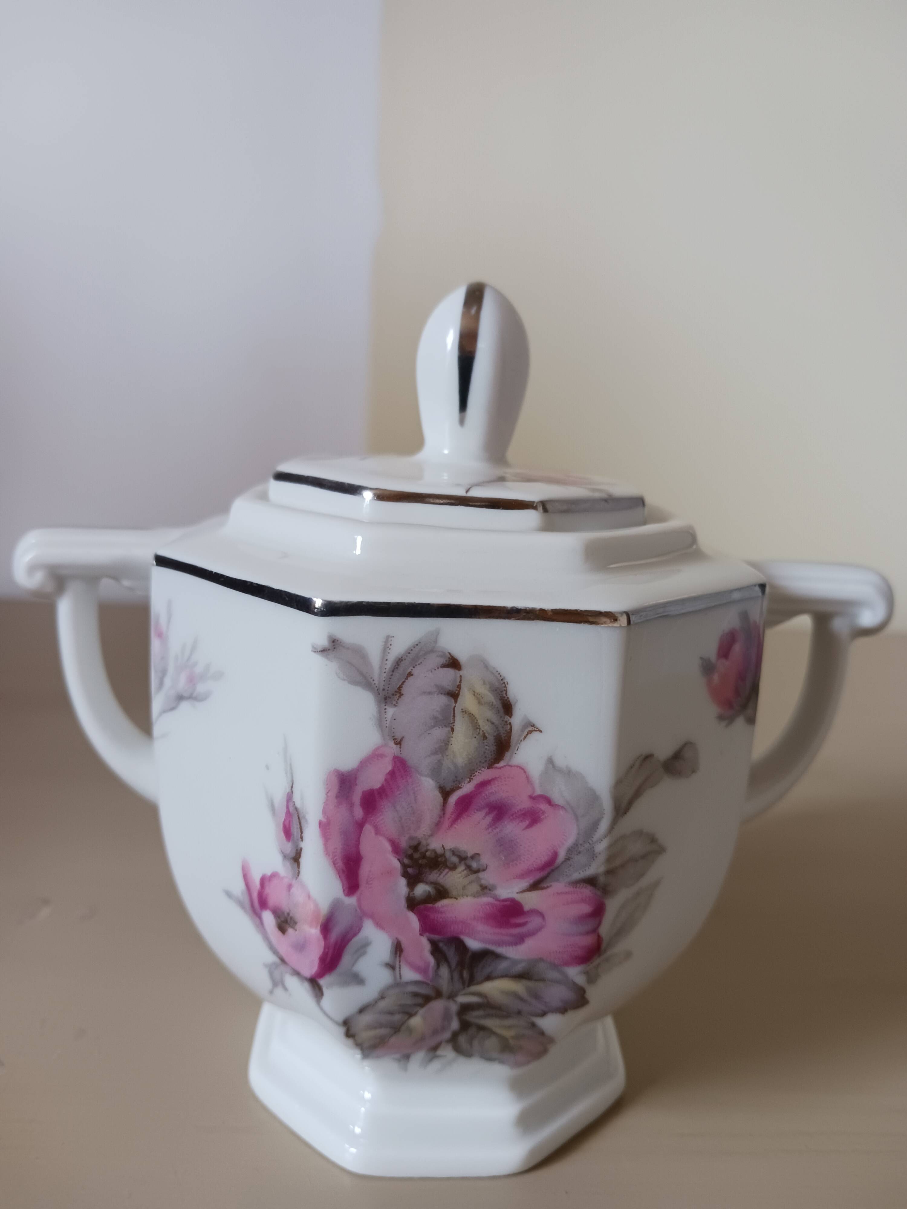 Sucrier en porcelaine de Limoges .