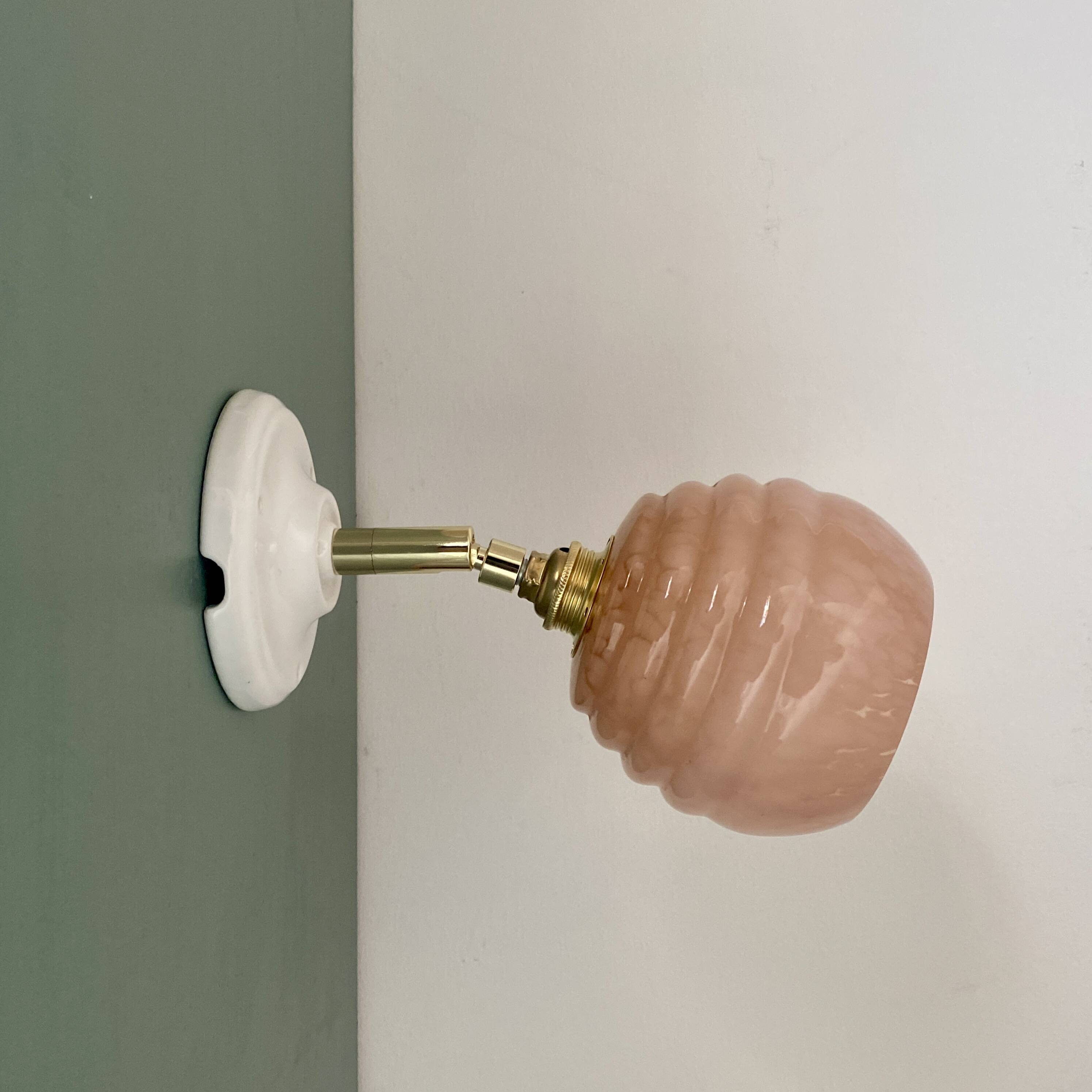 Applique globe vintage en verre de Clichy rose