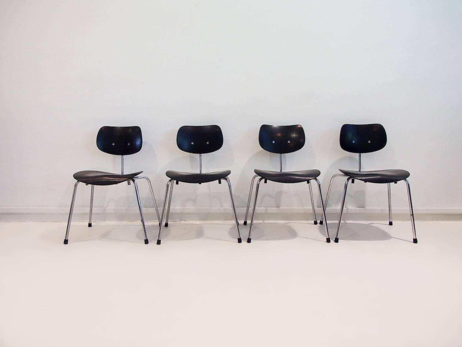 Ensemble de quatre chaises Egon Eiermann modèle SE 68 en contreplaqué laqué noir et acier