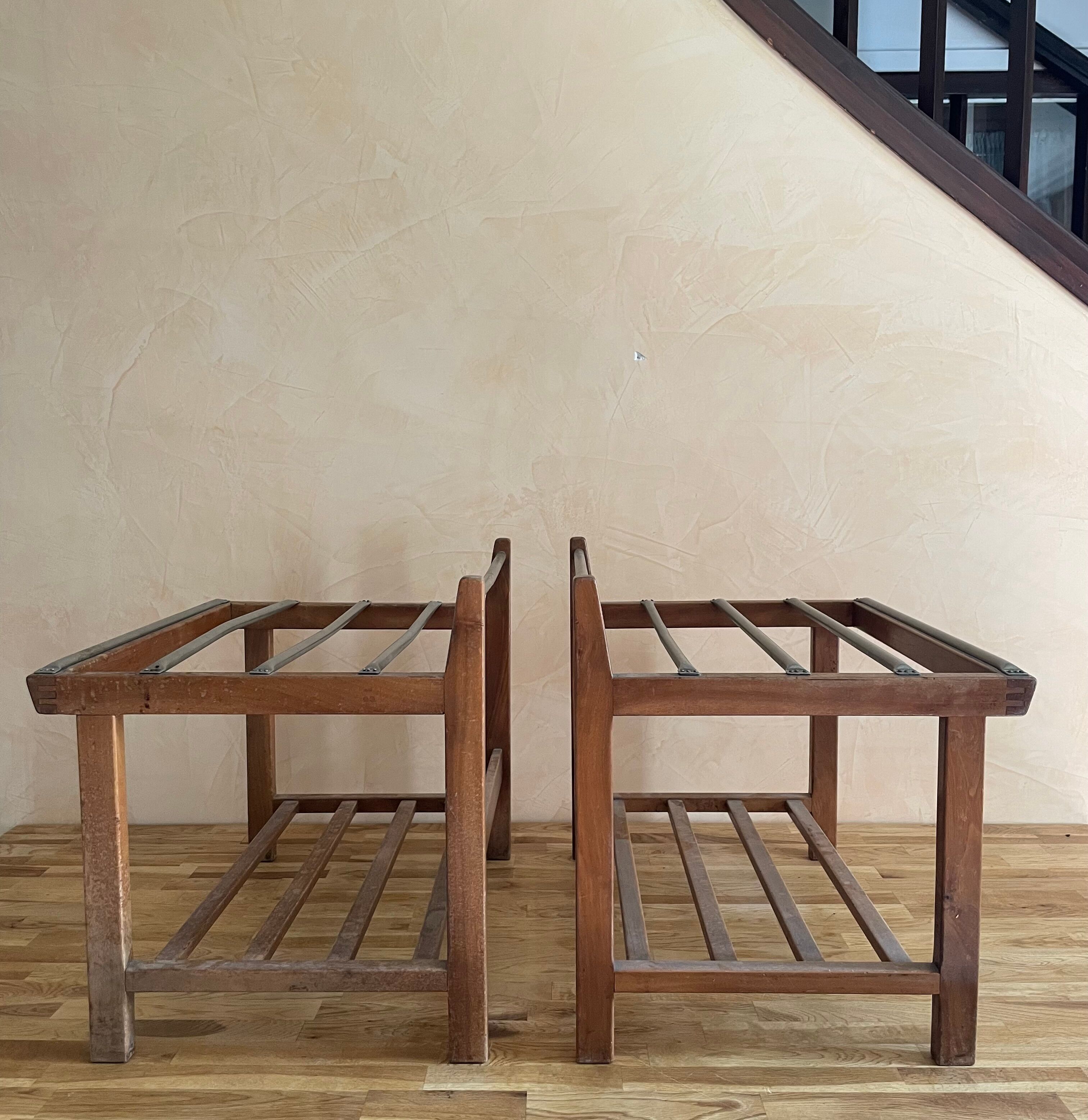 Pair of suitcase holders