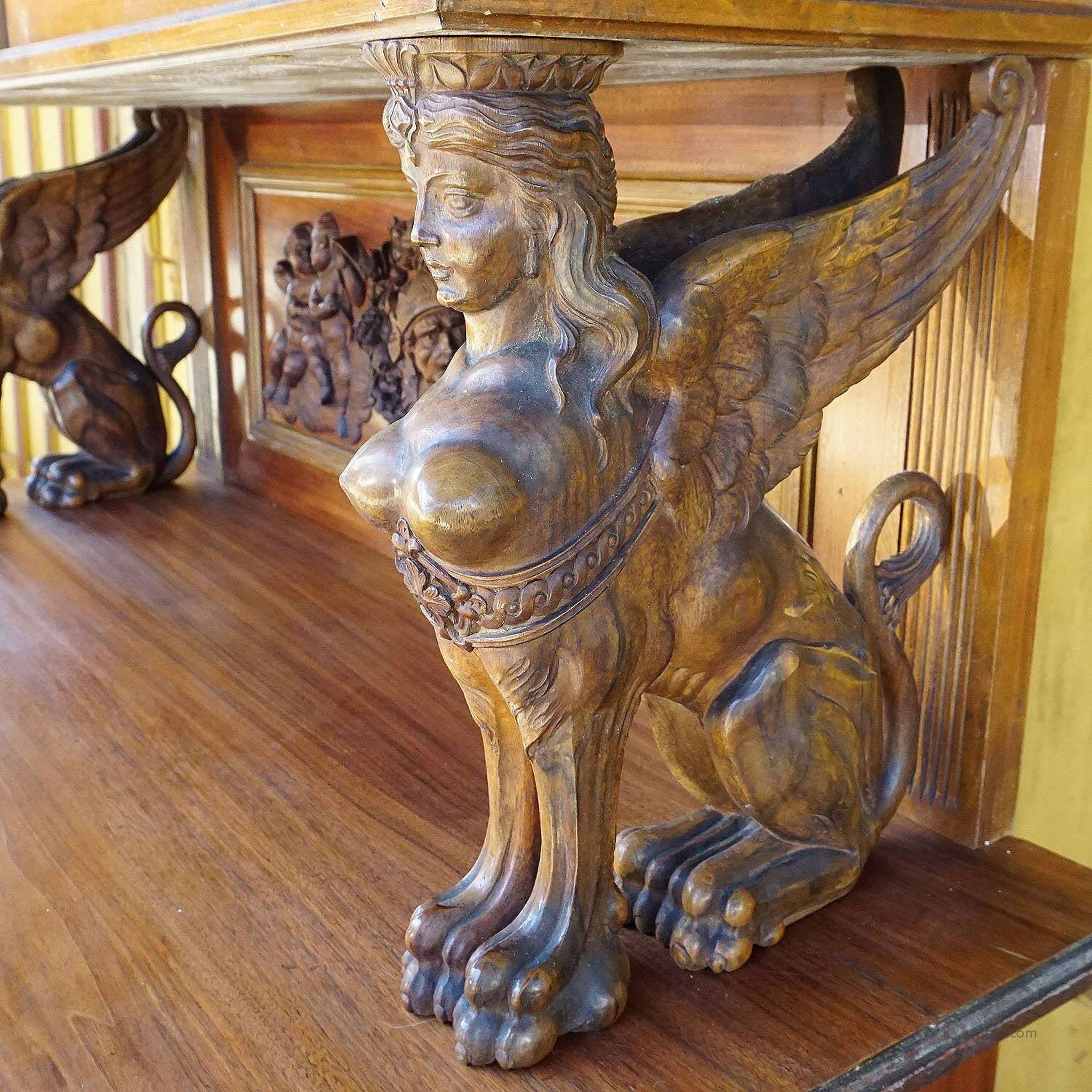 Buffet ancien en bois sculpté avec plusieurs sculptures