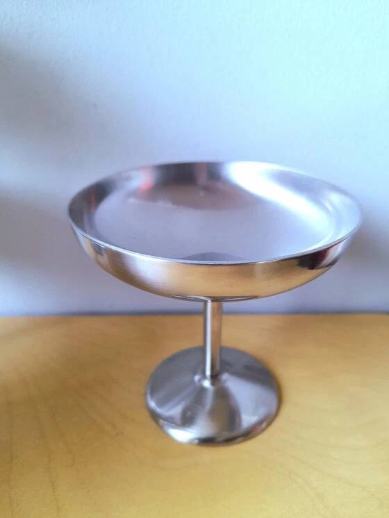 Set of ice cream or dessert bowls in stainless steel.