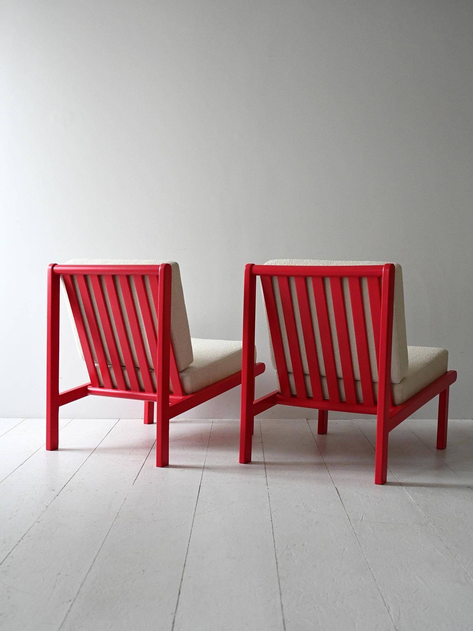 Paire de chauffeuses scandinaves vintage rouge et écru