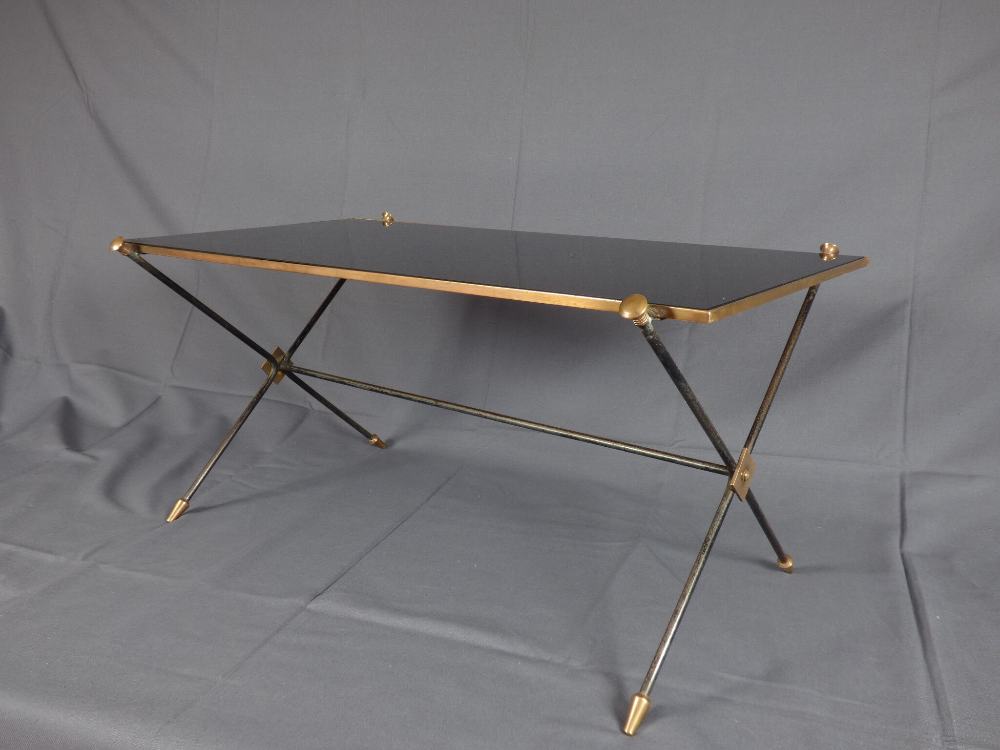 Table basse néoclassique en métal, laiton doré et opaline noire