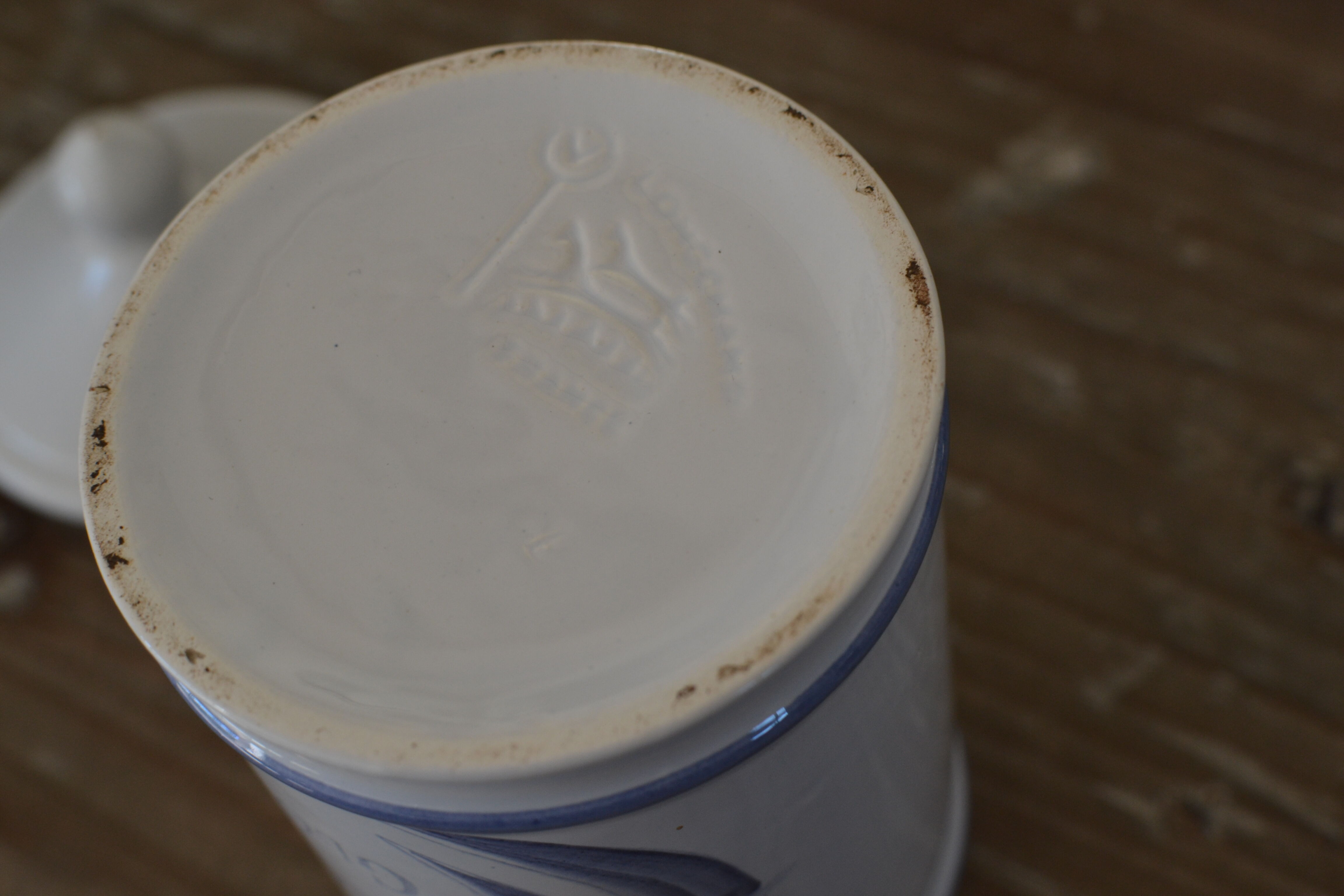 Old pharmacy pot eucalyptus globulus longchamp