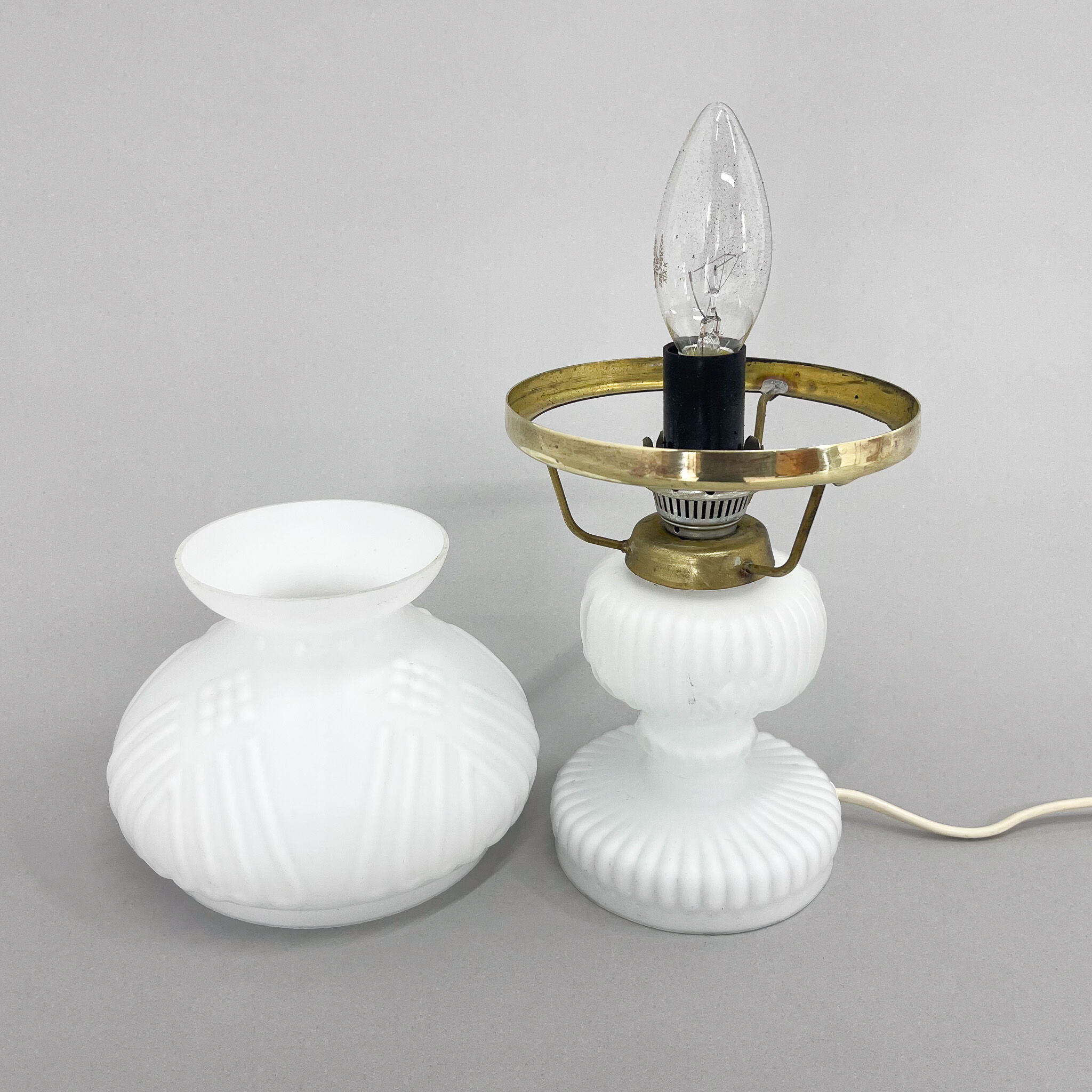 Lampe de table vintage en verre opalin et laiton