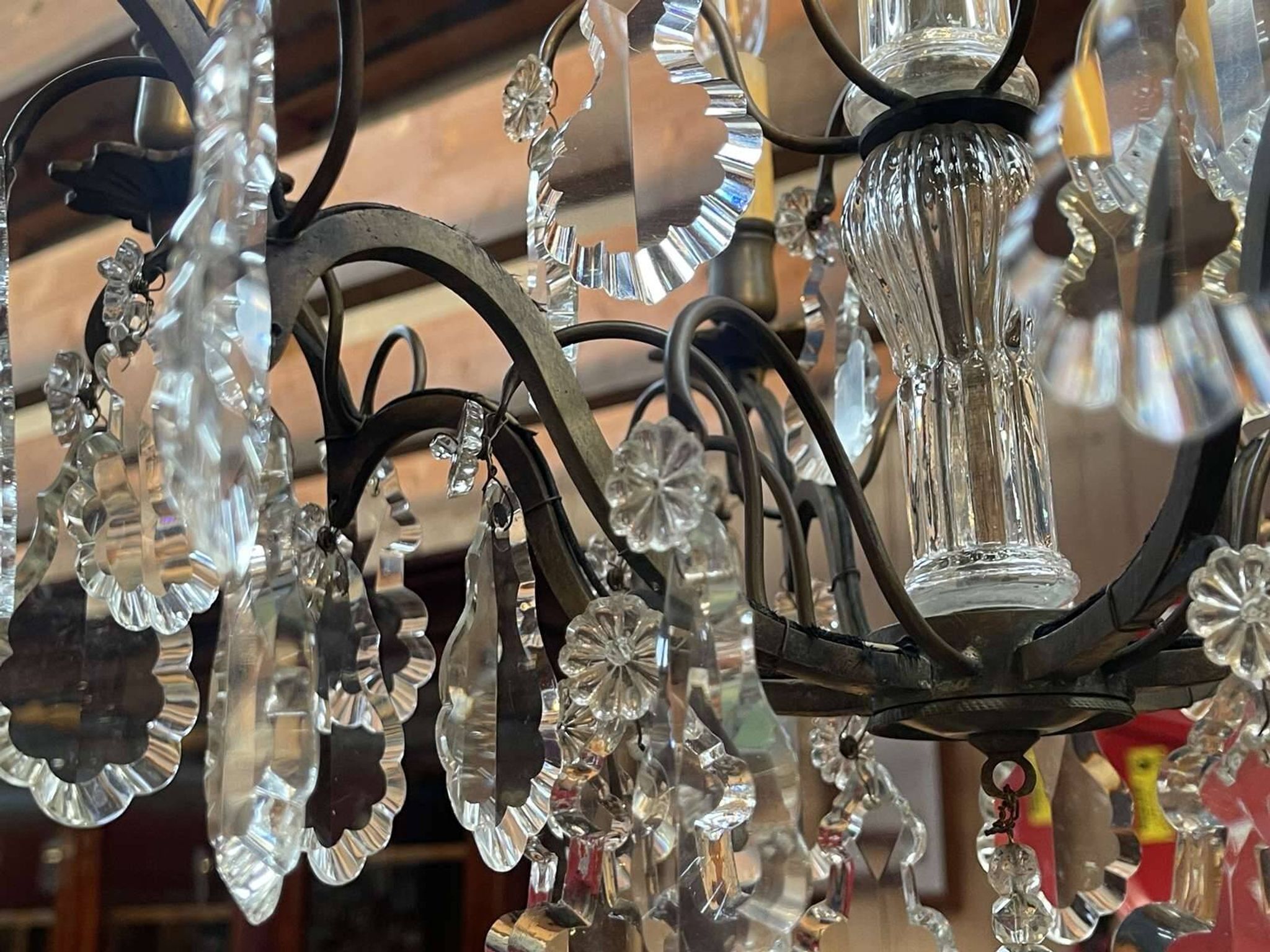 Bronze and cut crystal chandelier with 6 lights, early 20th century work.