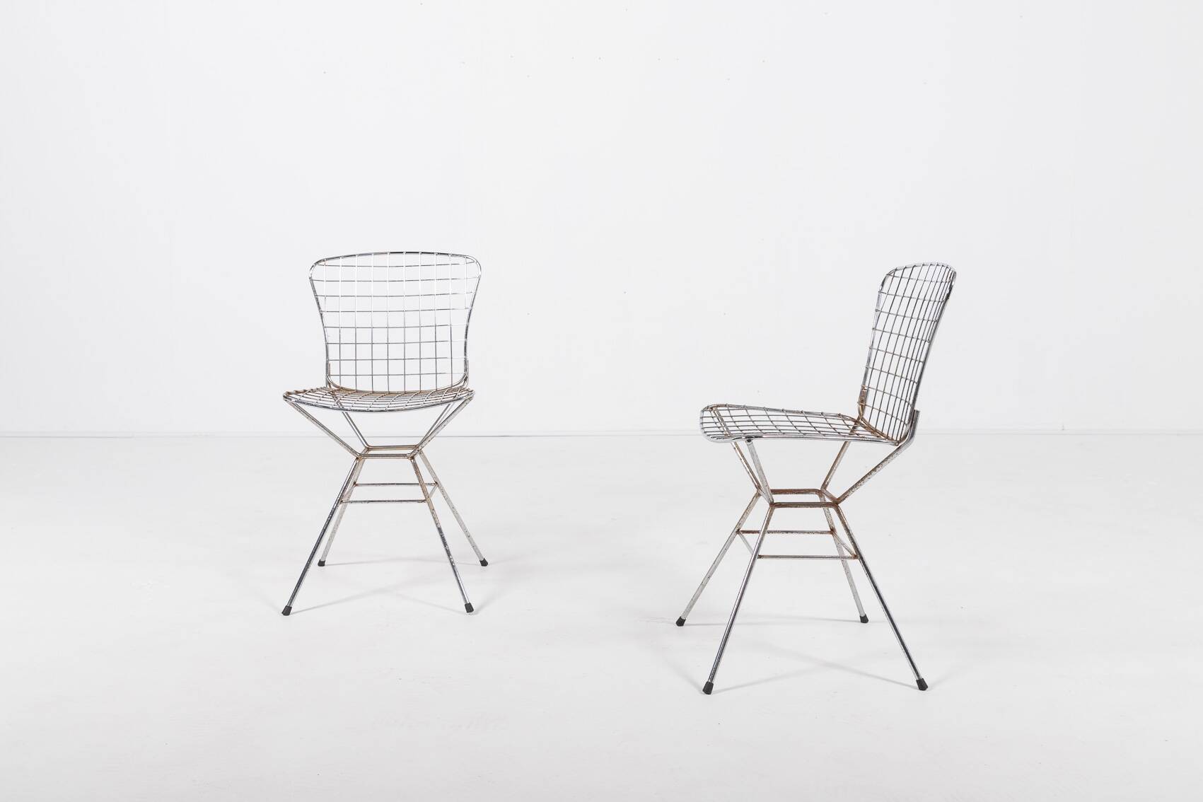 Pair of vintage Italian architectural design steel wire chairs from the 1970s