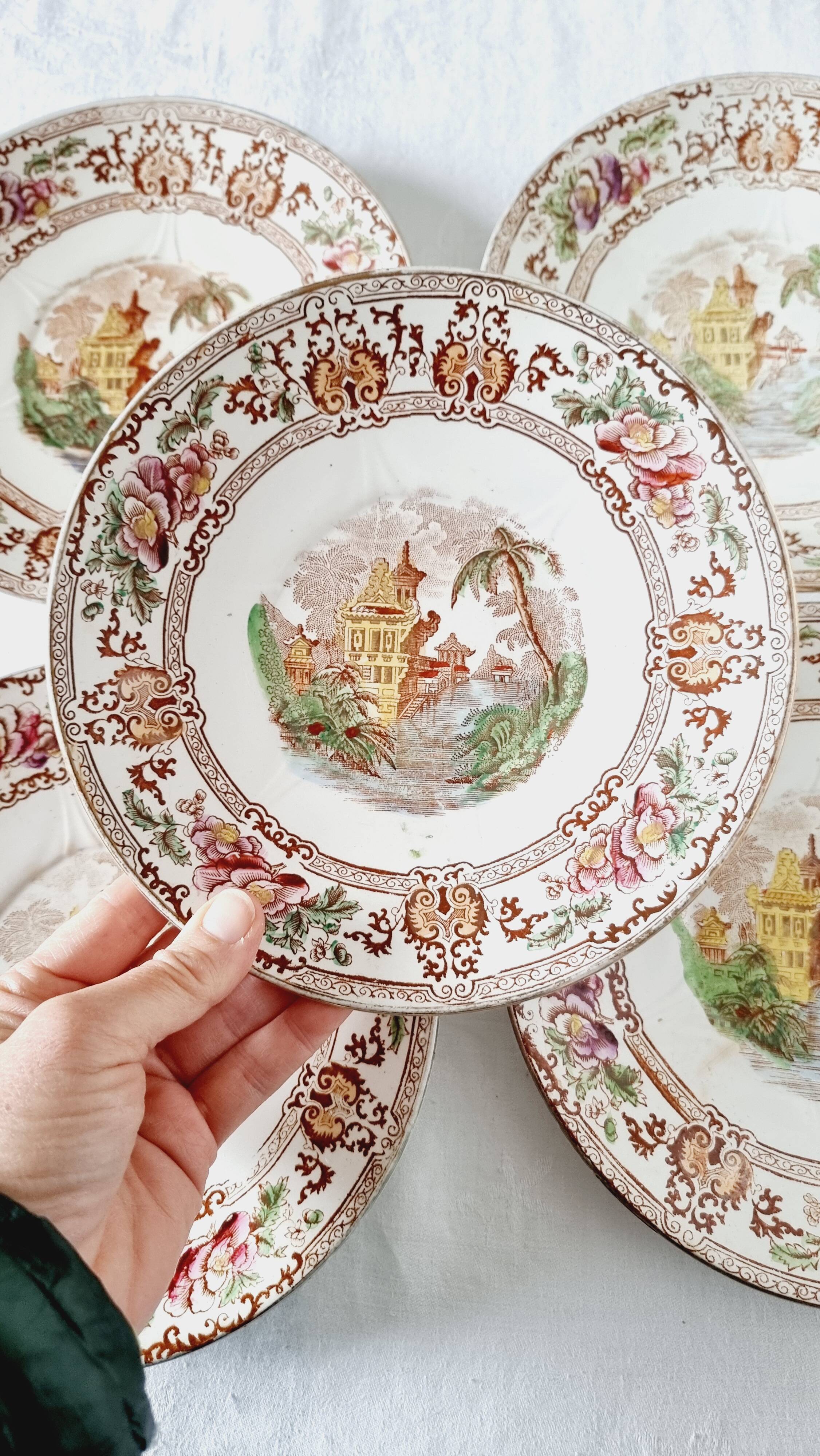 Set of 5 Longwy Cyprus dessert plates, 19th century, with oriental decoration.