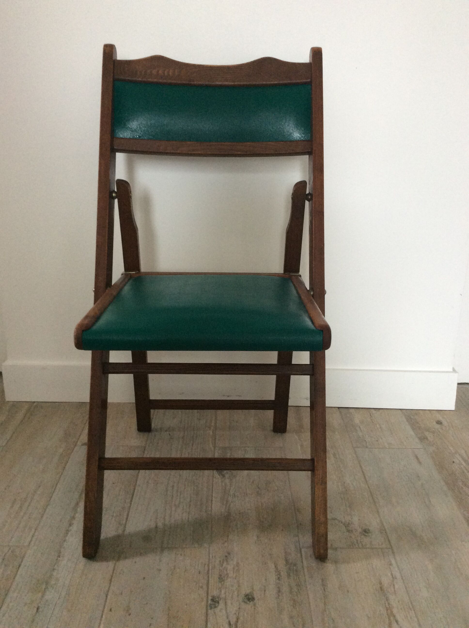 Chaise pliante en bois et skaï vert