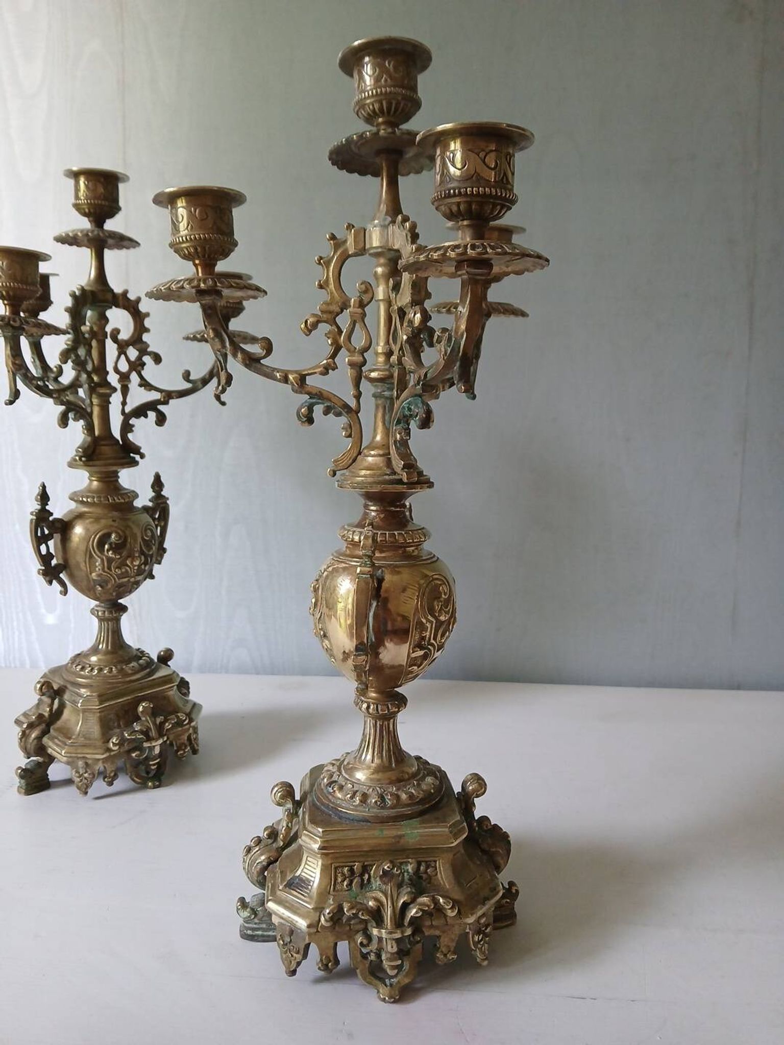 Paire de chandeliers bronze style Louis XVI – 4 feux – 38 cm