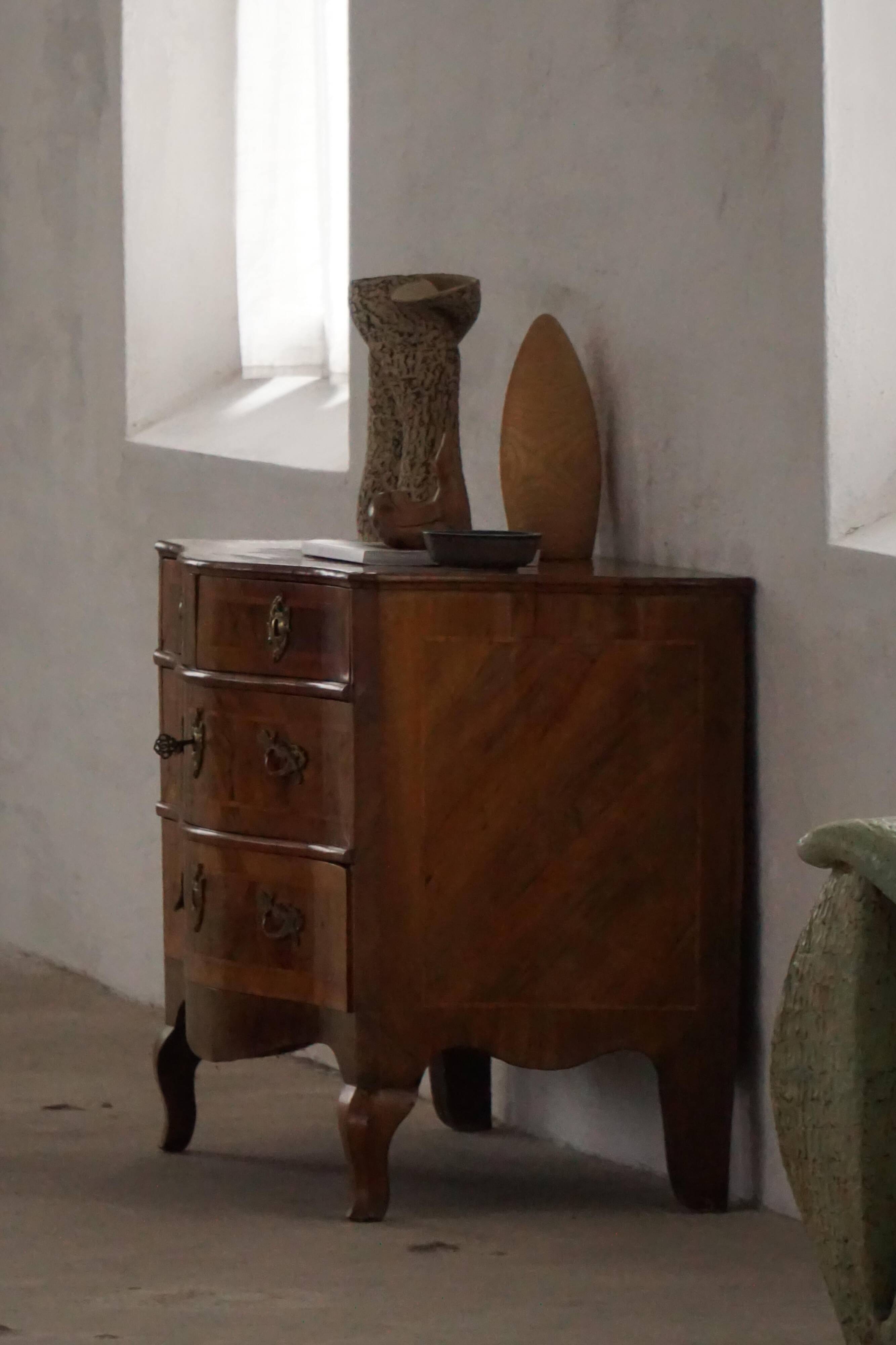 18ème siècle, commode danoise baroque serpentine antique en noyer