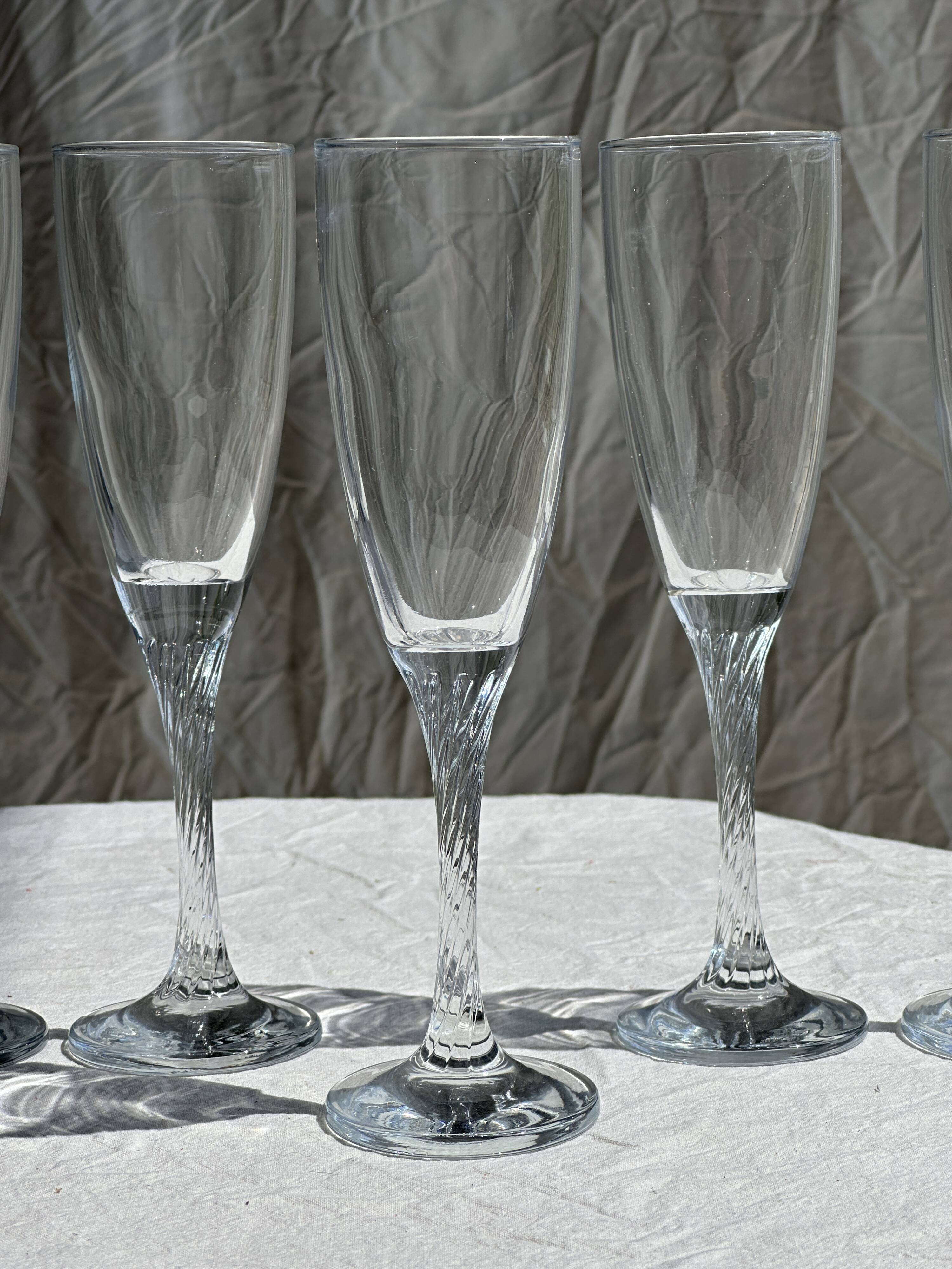 Set of 5 glass champagne flutes with twisted ribbed base