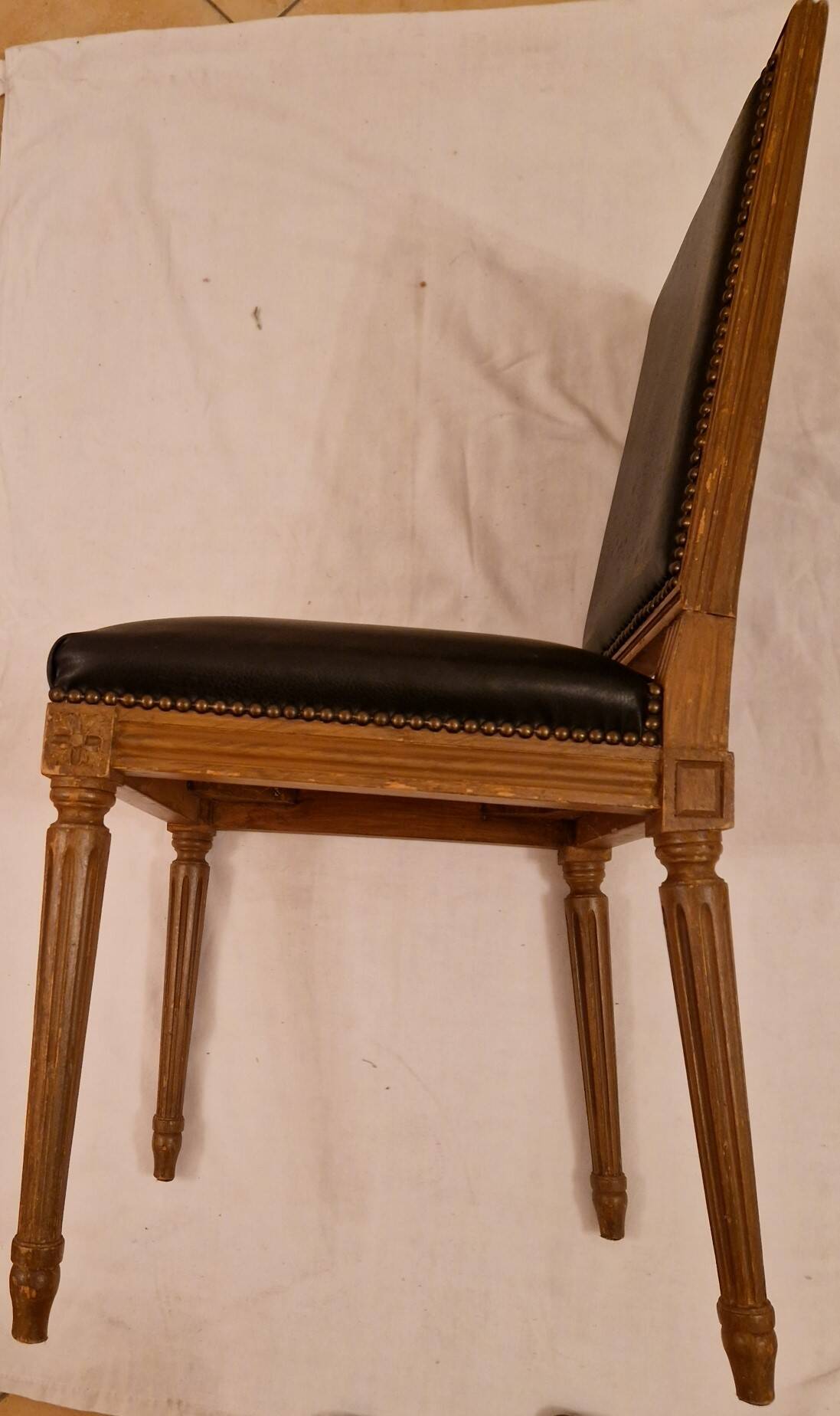 Antique Louis XVI style chair in solid wood and patinated leather.