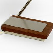 Lampe de table en métal léger en teck Kaiser Leuchten des années 1960.