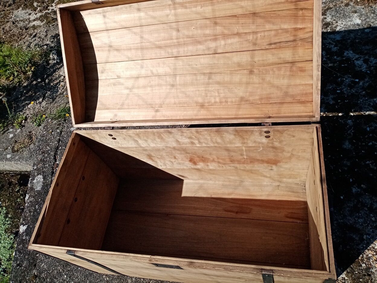 Old wooden trunk/trunk