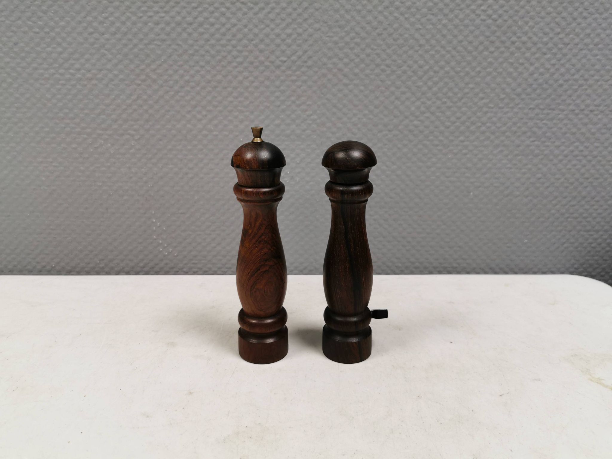 Salière et poivrière en bois de rose, Danemark 1960-70.