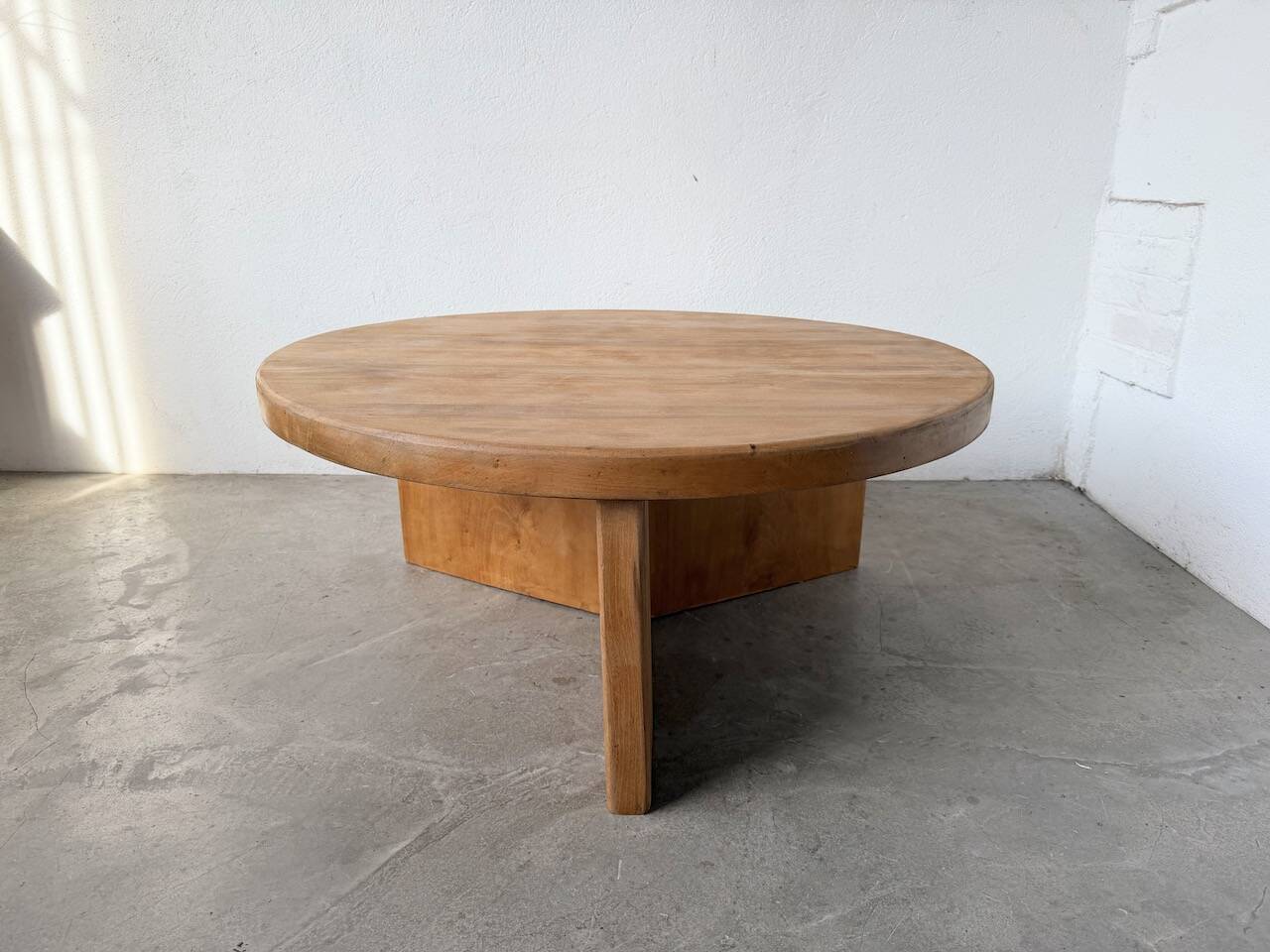 Round modernist coffee table, elm, 1950s.