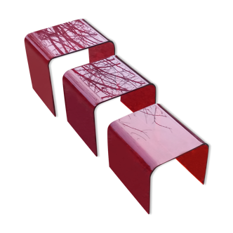 Set of 3 nesting tables in red plexiglass from the 70-80s