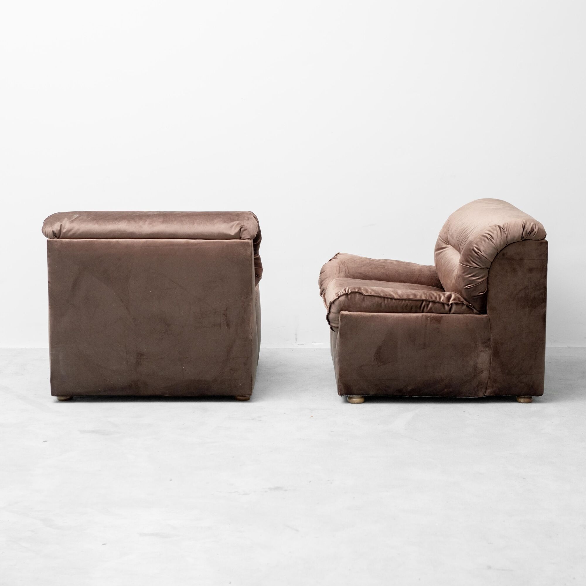 Pair of vintage lounge armchairs in brown velvet – 1970s