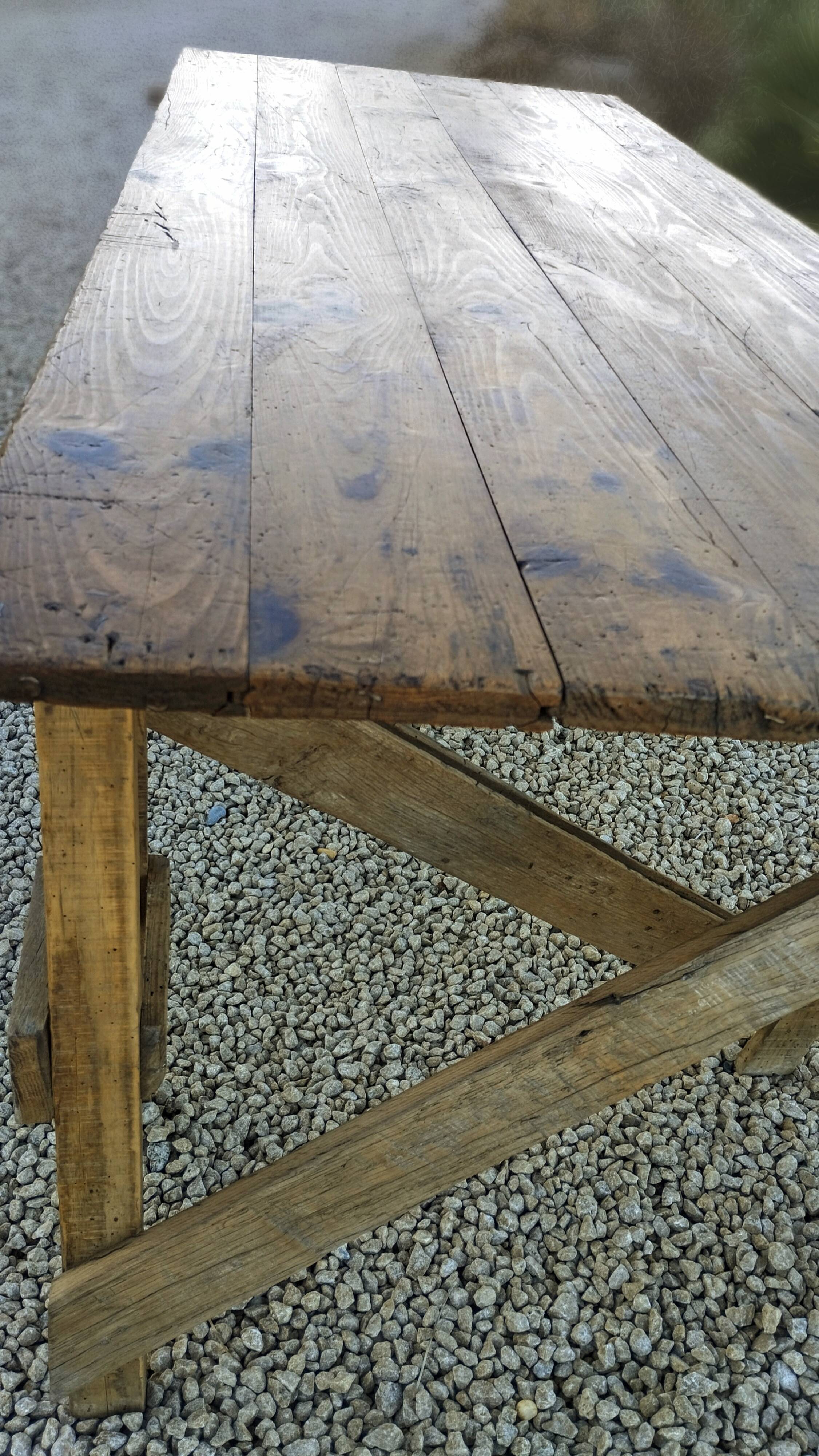 Table de ferme rustique patinée sur de lourds tréteaux