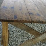 Table de ferme rustique patinée sur de lourds tréteaux