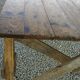 Table de ferme rustique patinée sur de lourds tréteaux
