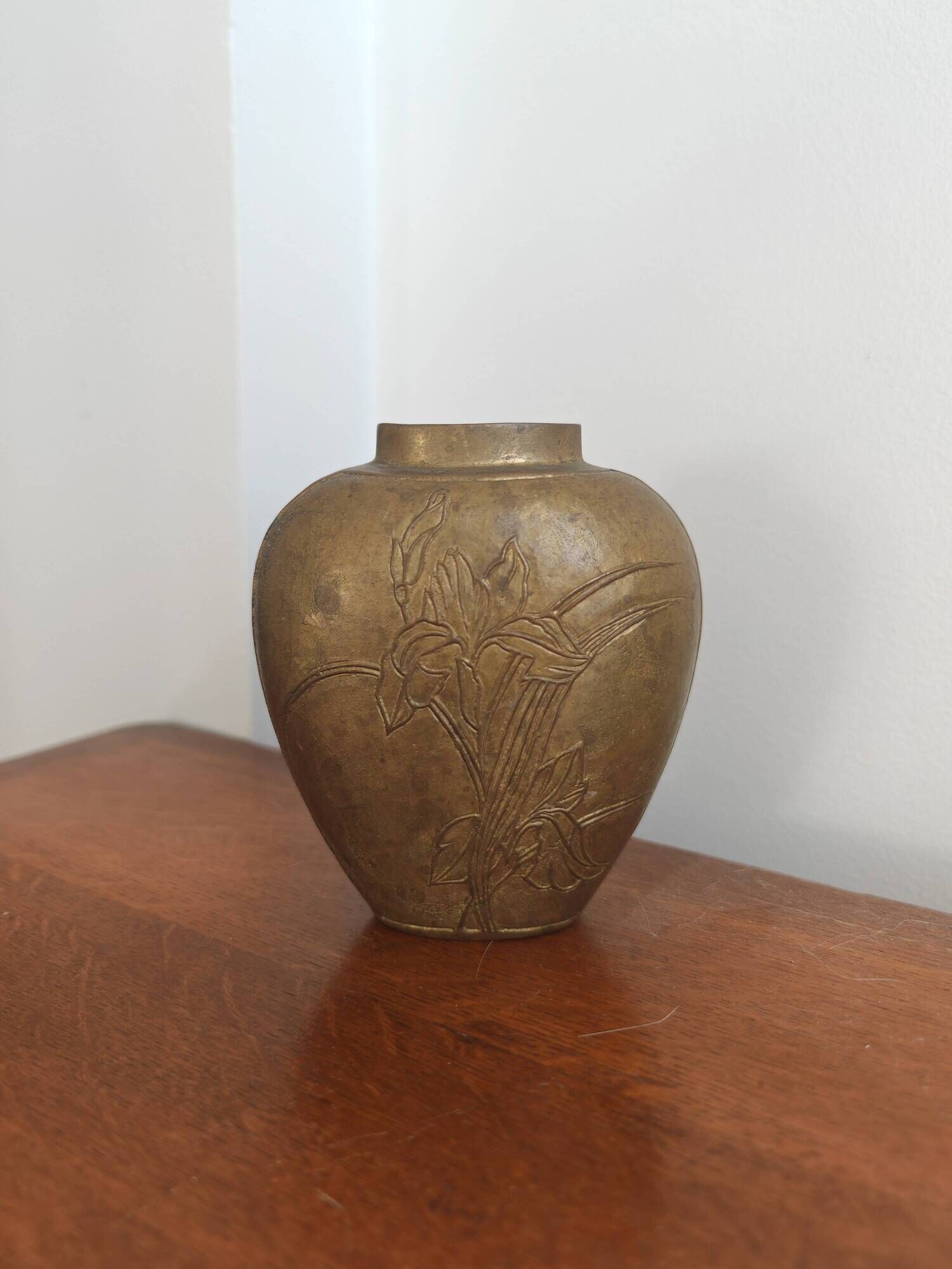 Antique vase in brass/bronze - Iris decoration - Art Nouveau style