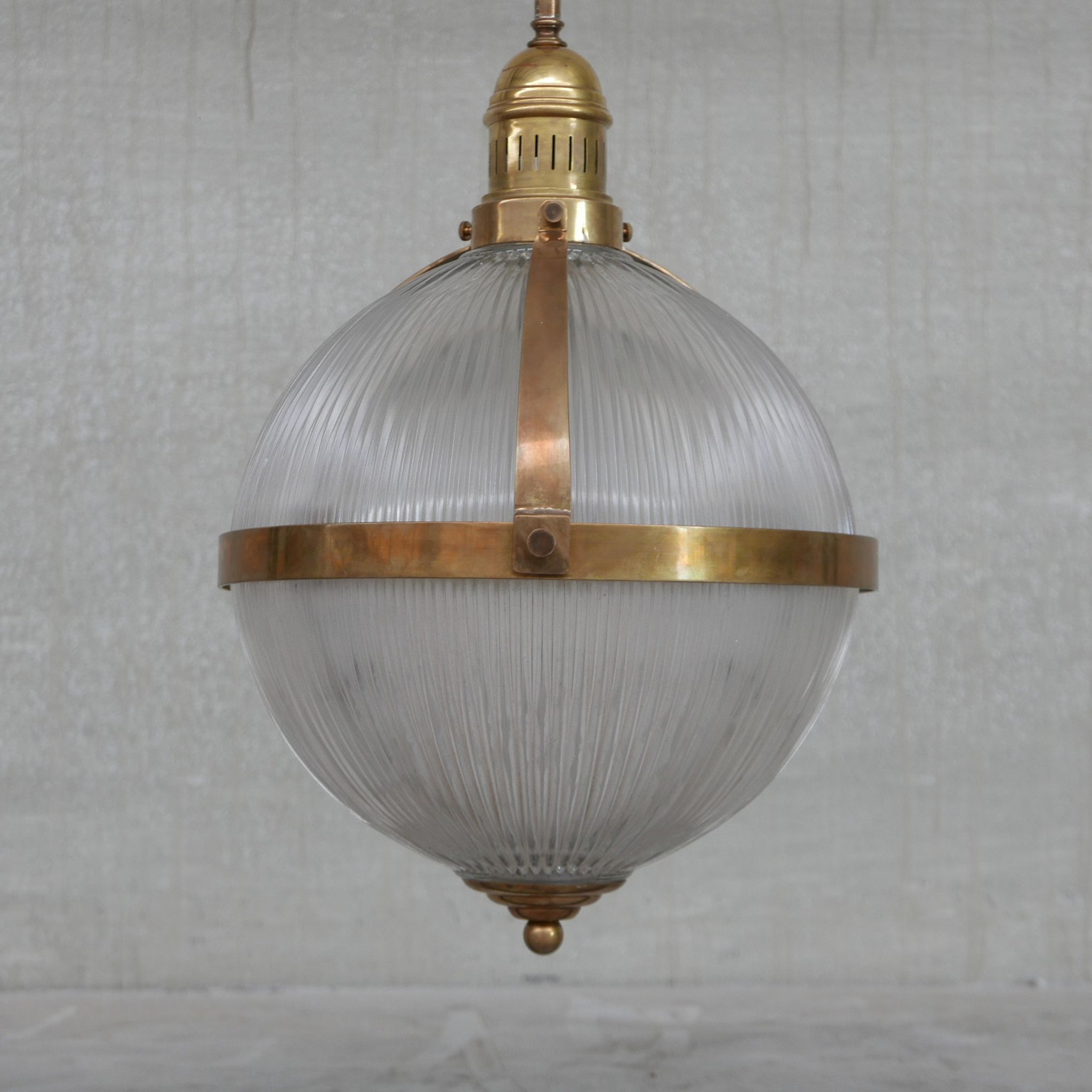 Suspension en laiton et en verre de style holophane du milieu du siècle