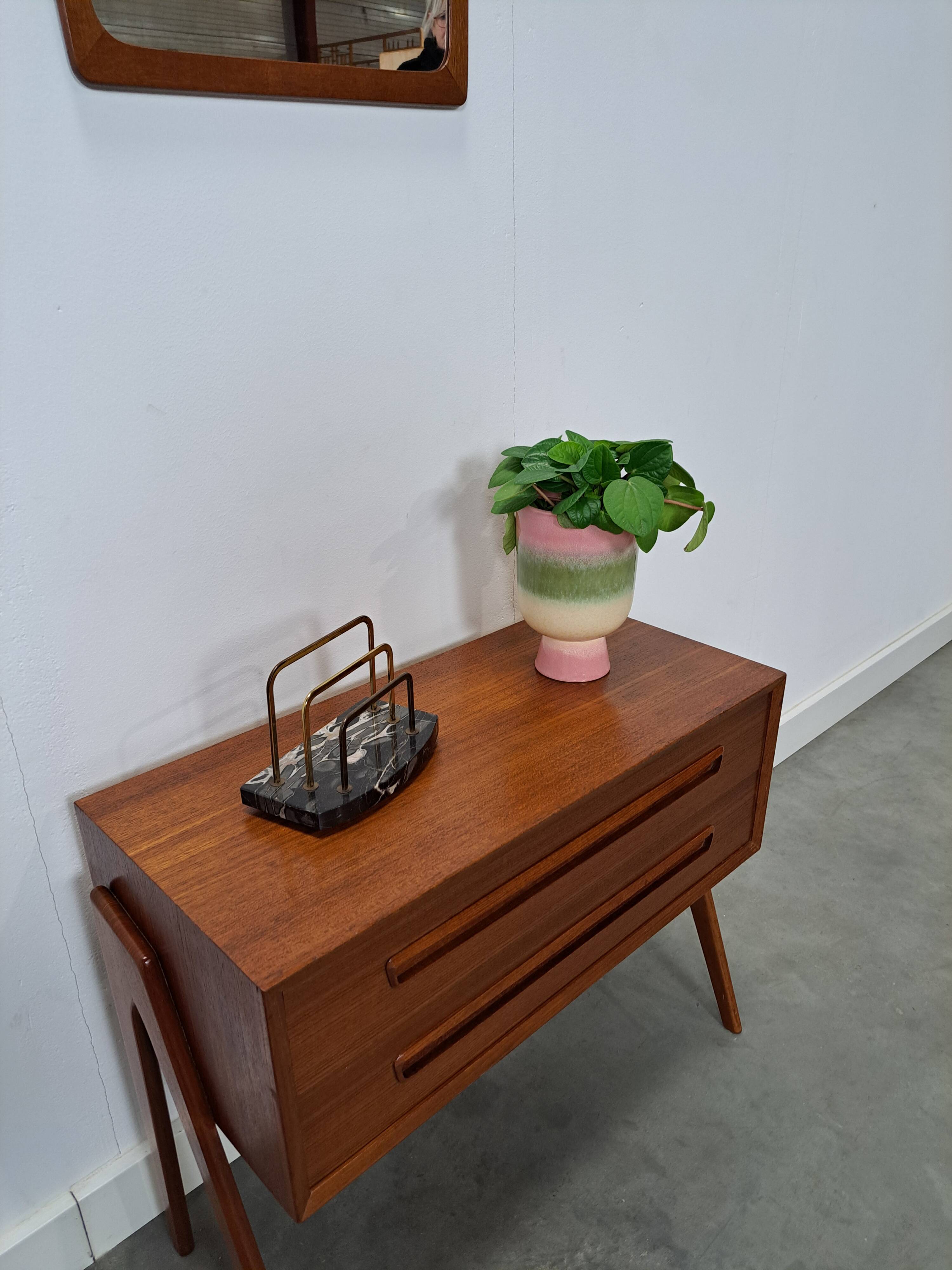 Ensemble en teck danois avec commode AP Mobler et miroir vintage.