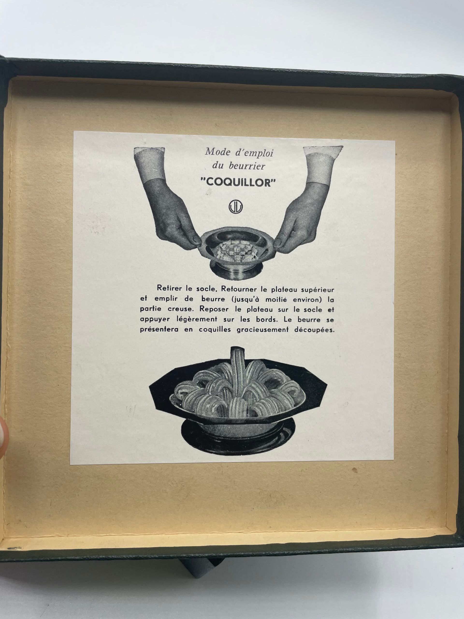 Shell butter dish in silver metal