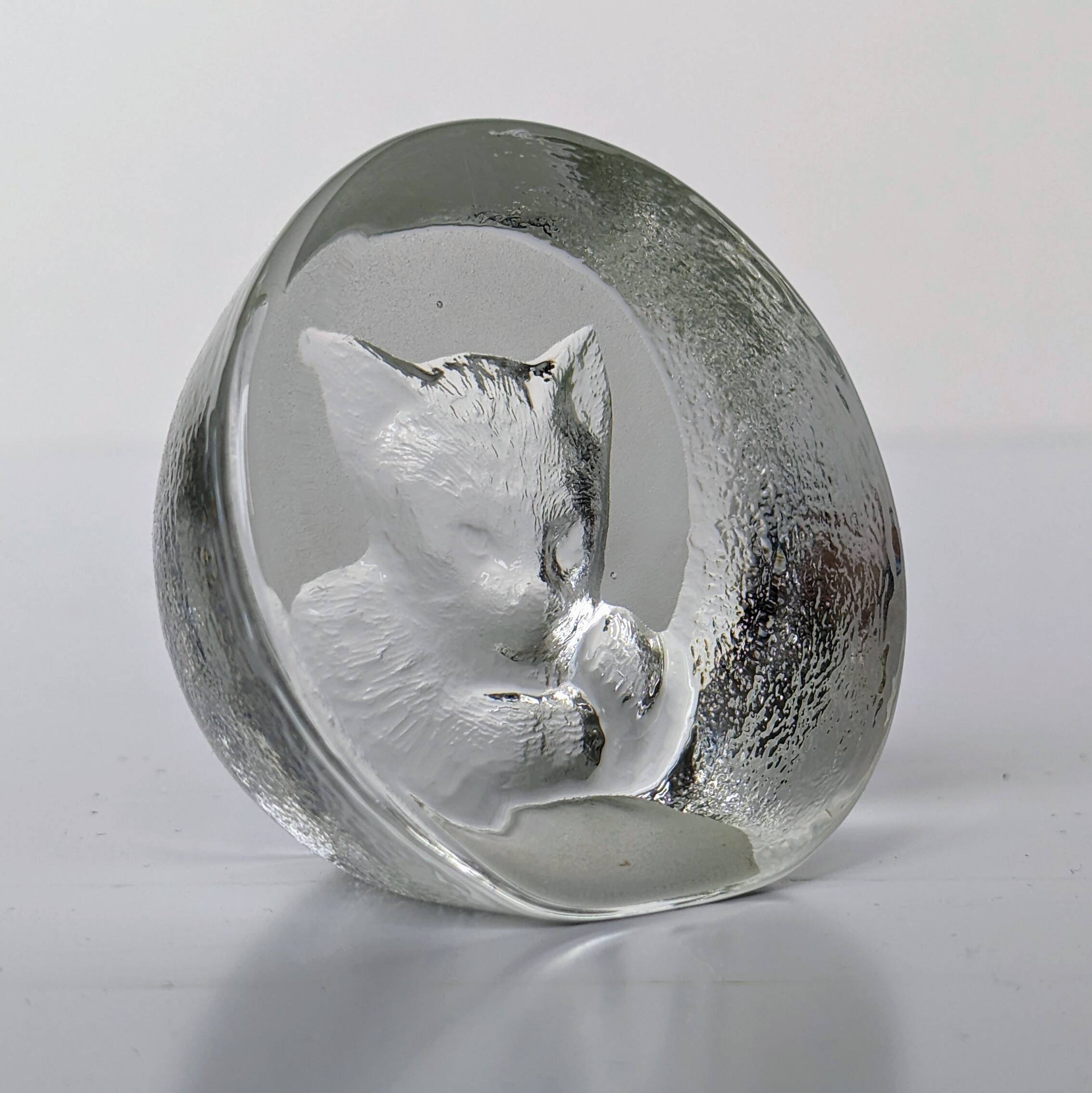 Crystal paperweight - cat face - Mats Jonasson - Målerås Glasbruk - Sweden