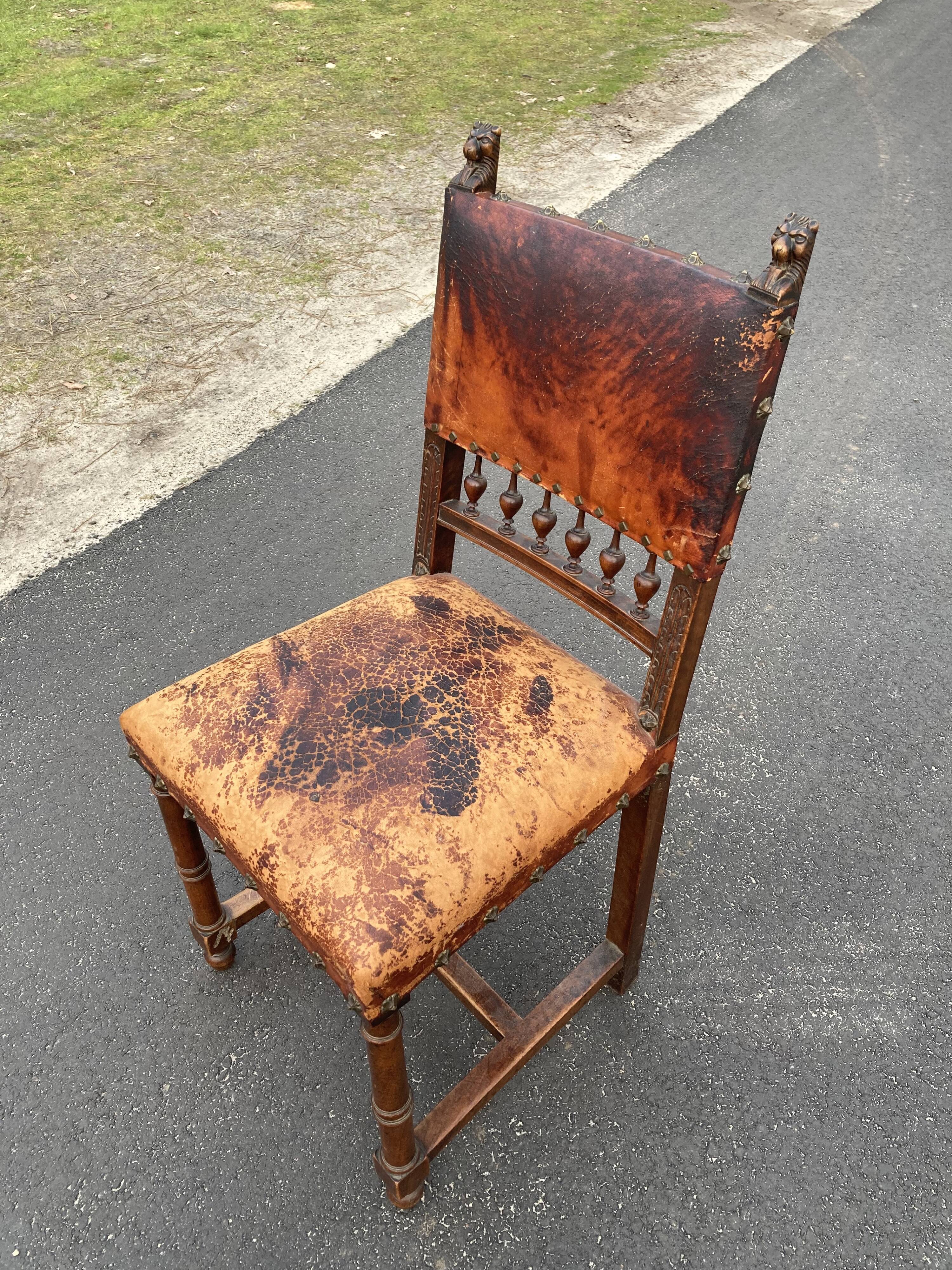 5 chaises Henri II en bois massif et cuir néo renaissance XIXème siècle