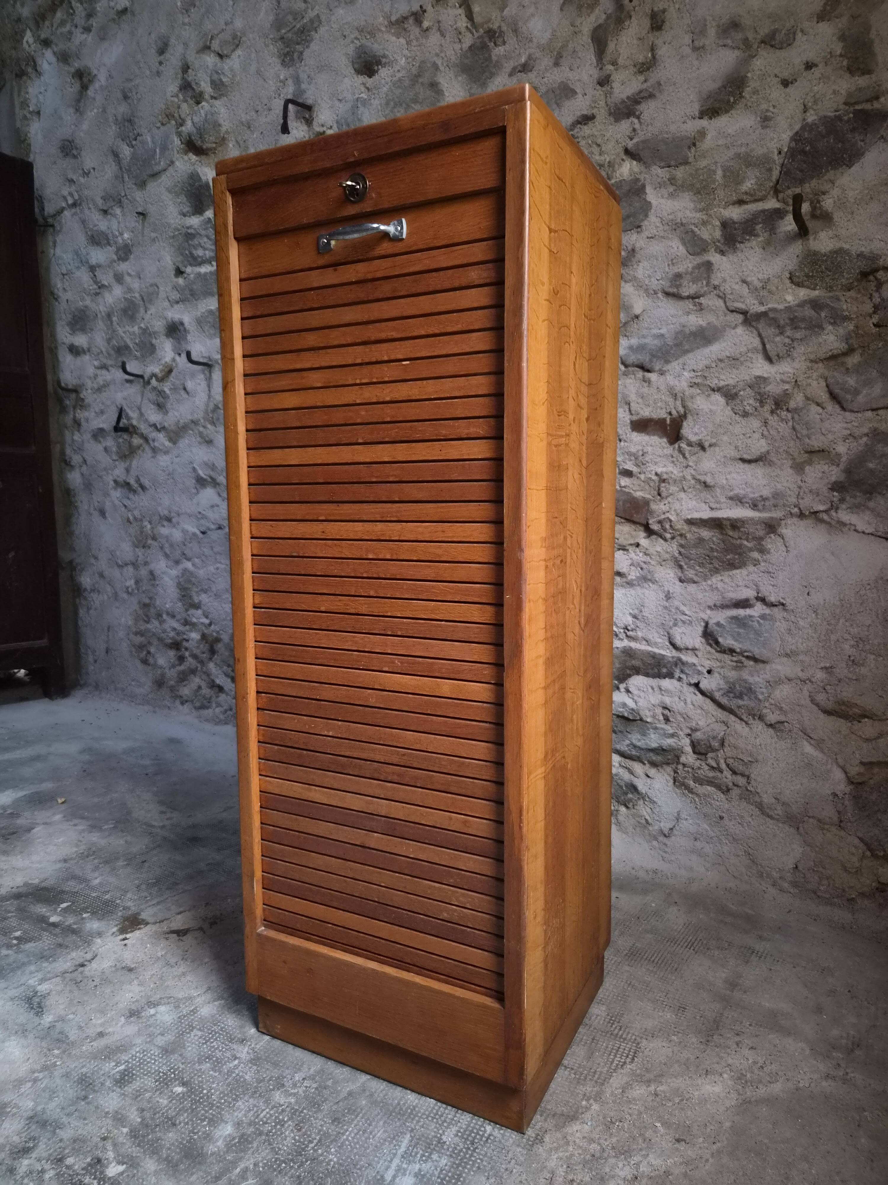 Armoire à rideau vintage en chêne | France | 1960s–1970s