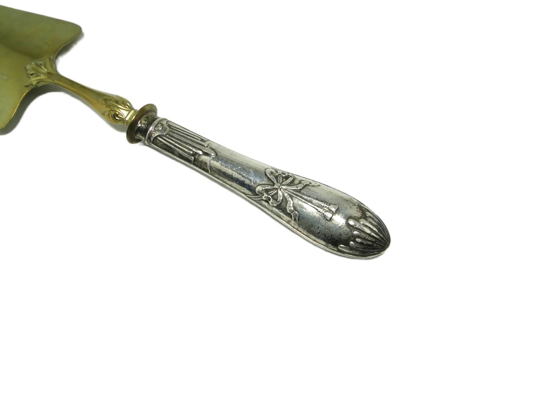 Serveur à gâteau, Art Nouveau, laiton doré, argent, France, début du XXe siècle